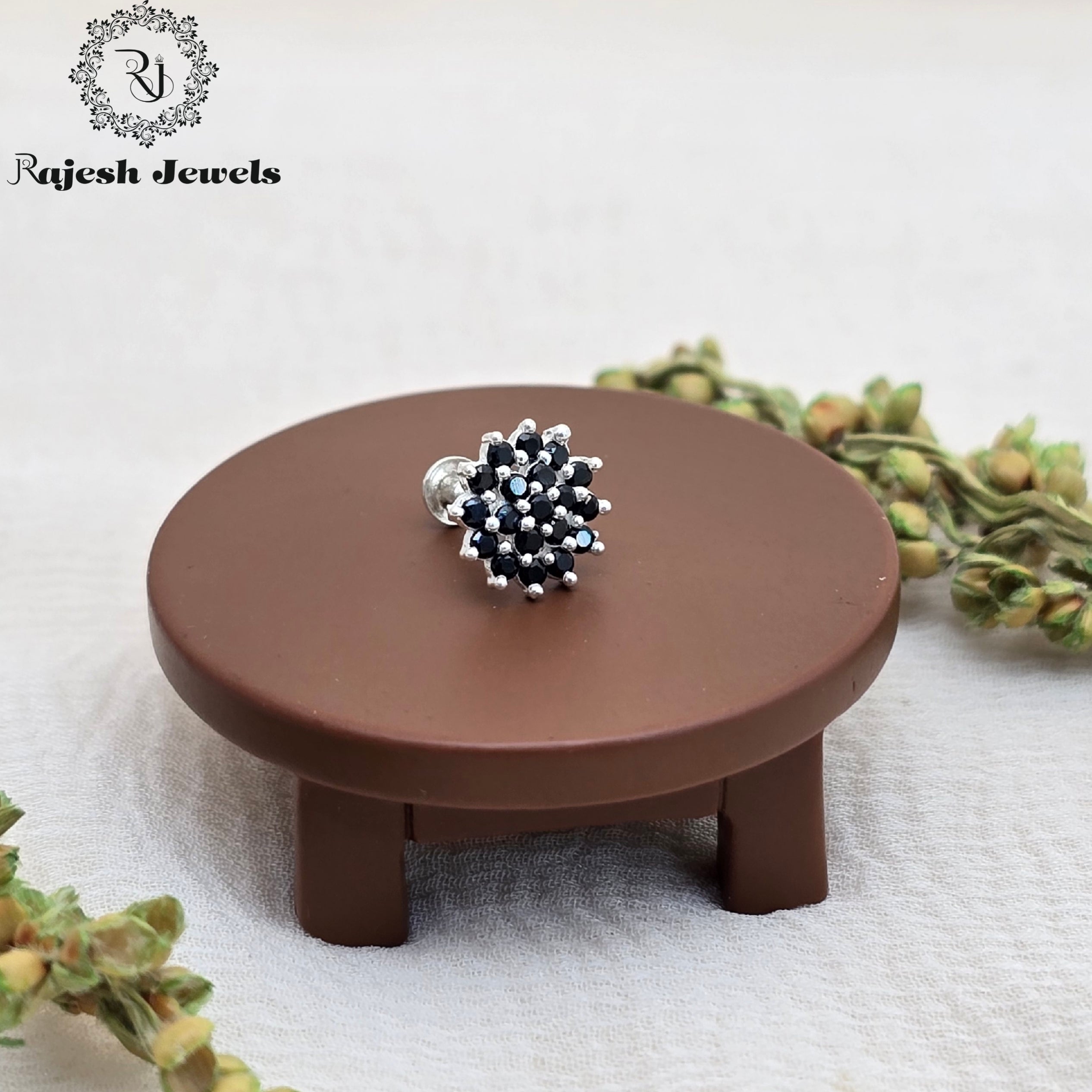 Pleasing Black Silver Nosepin