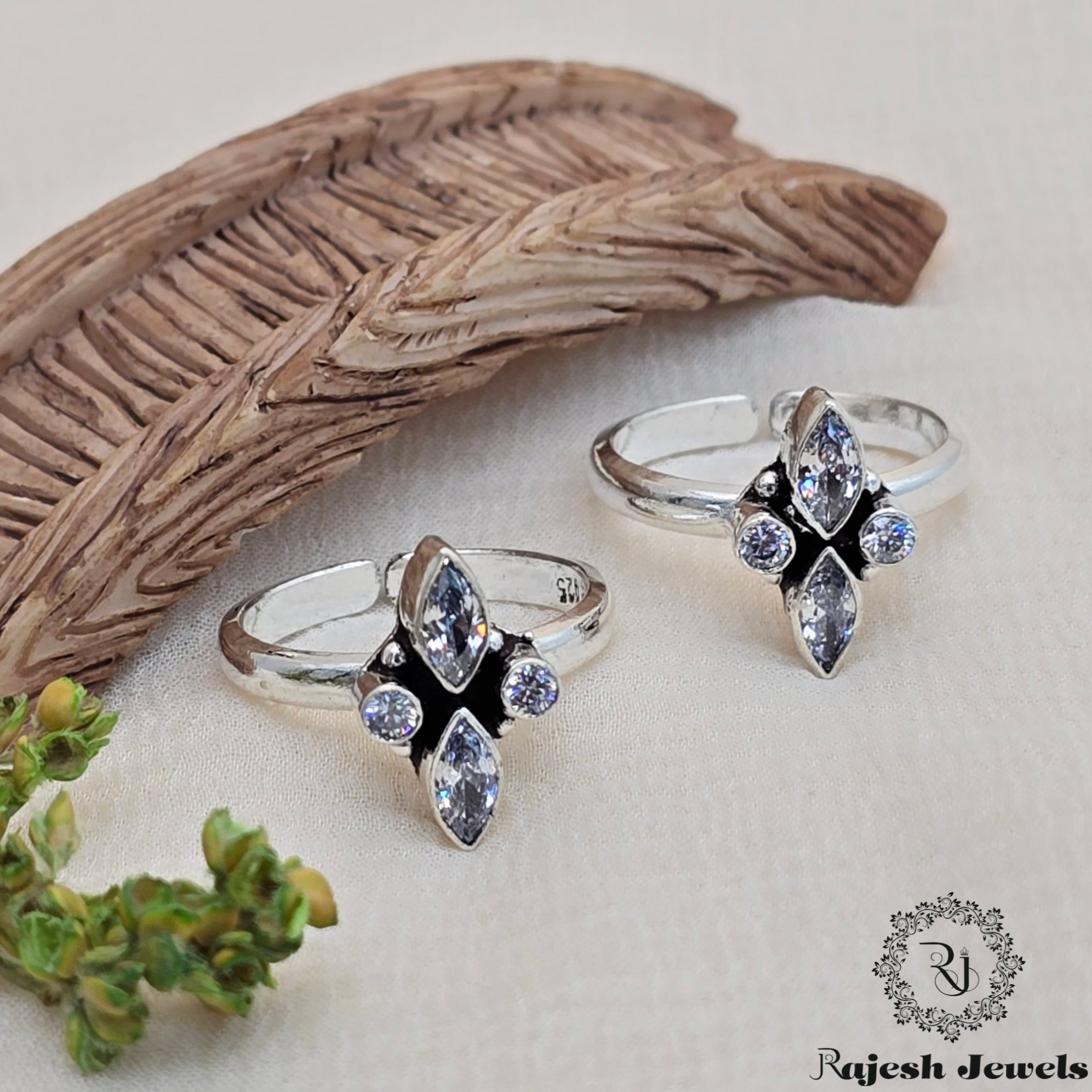 Striking Silver Cutstone Toerings