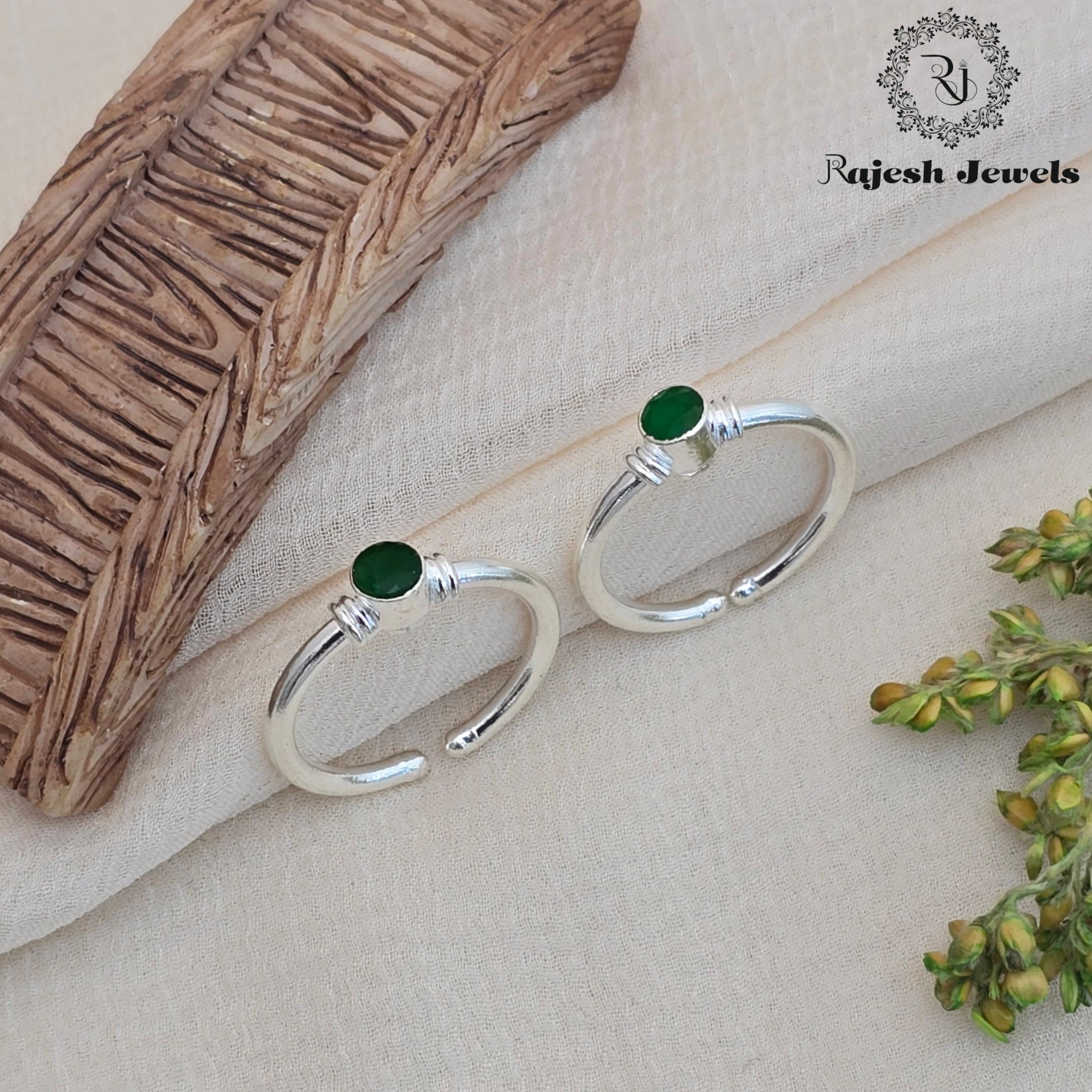 Green Cutstone Toerings