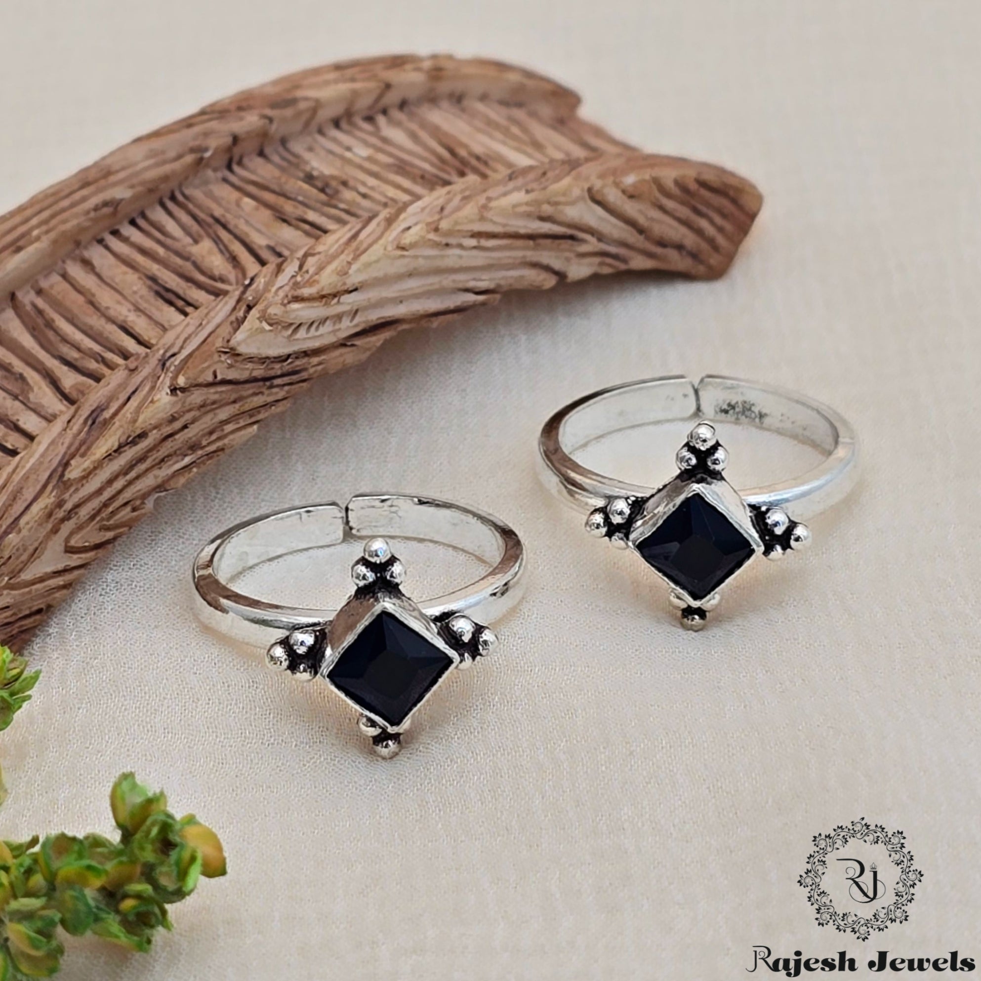 Attractive Silver Cutstone Toerings