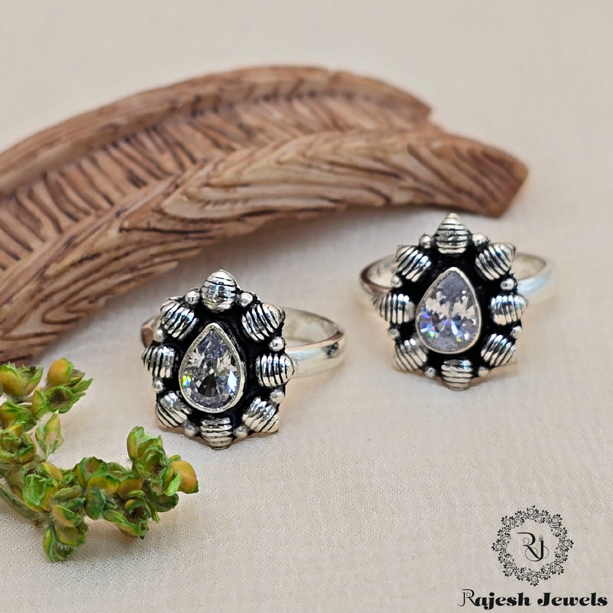 Shimmering Silver Cutstone Toerings
