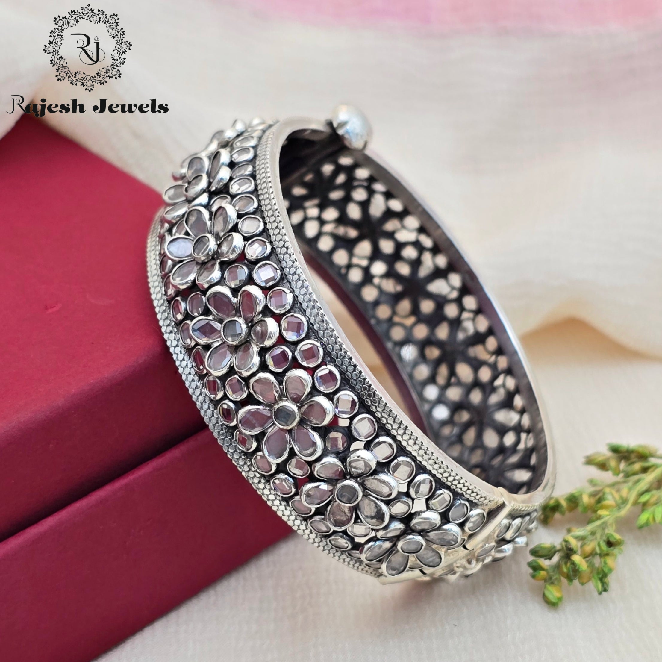 Mesmerizing Floral Polki Bangle (Single)