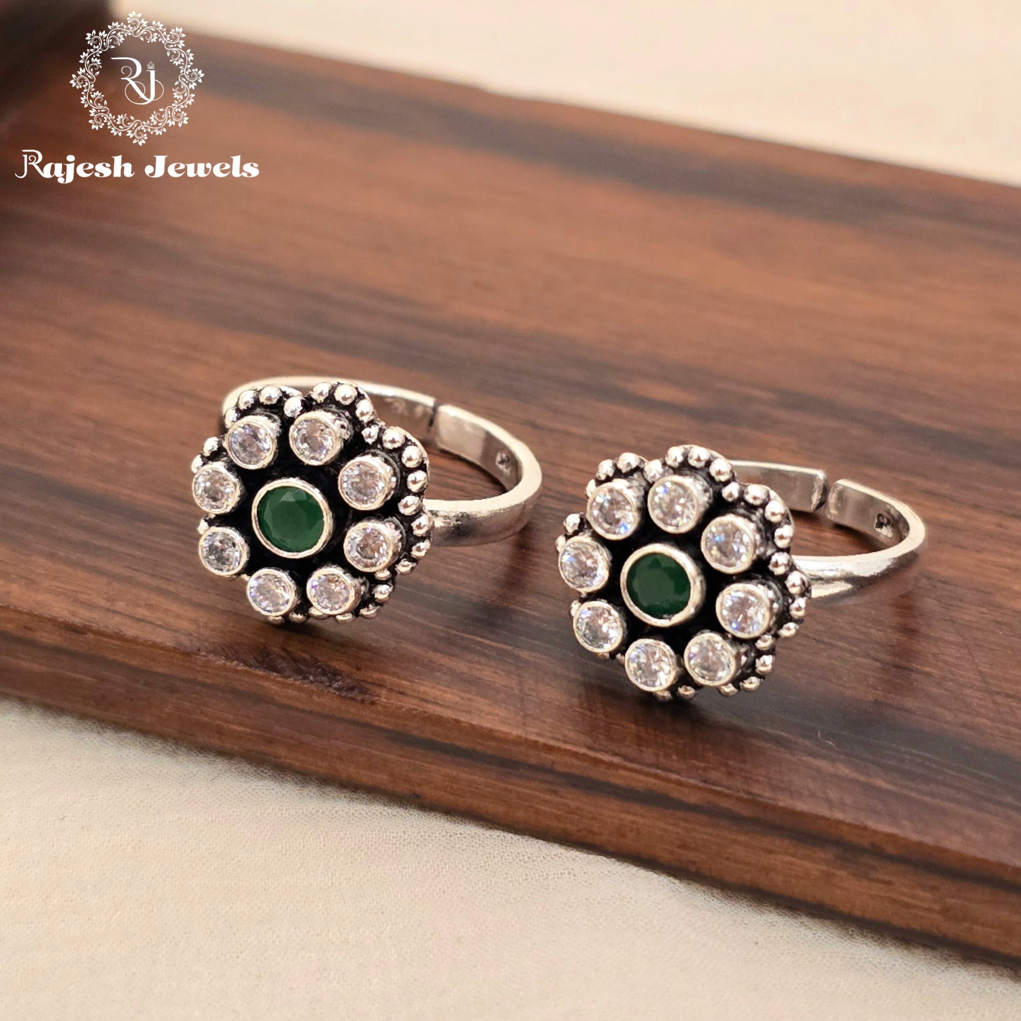 Dazzling Green Cutstone Toerings