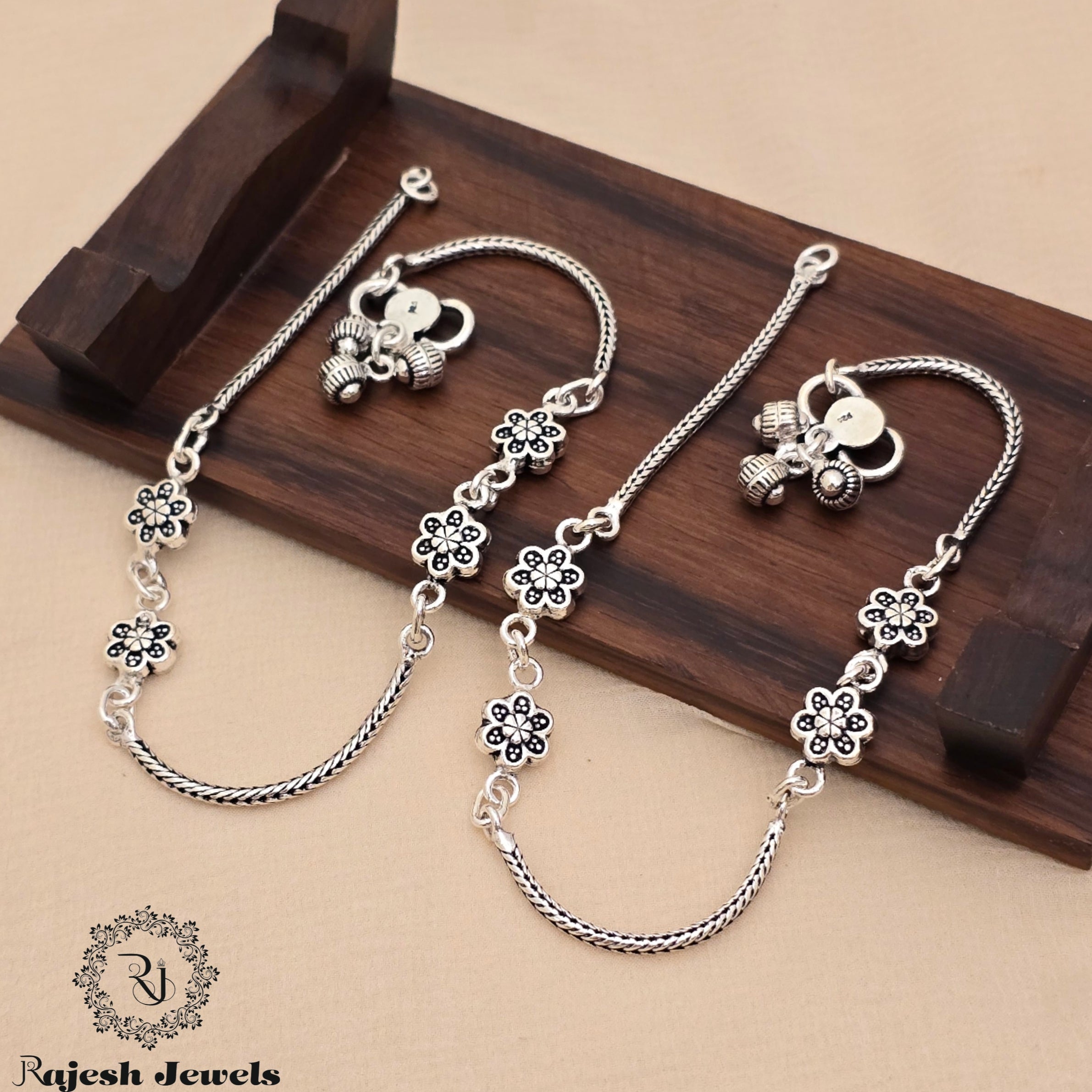 Appealing Floral Oxidised Dailywear Anklet