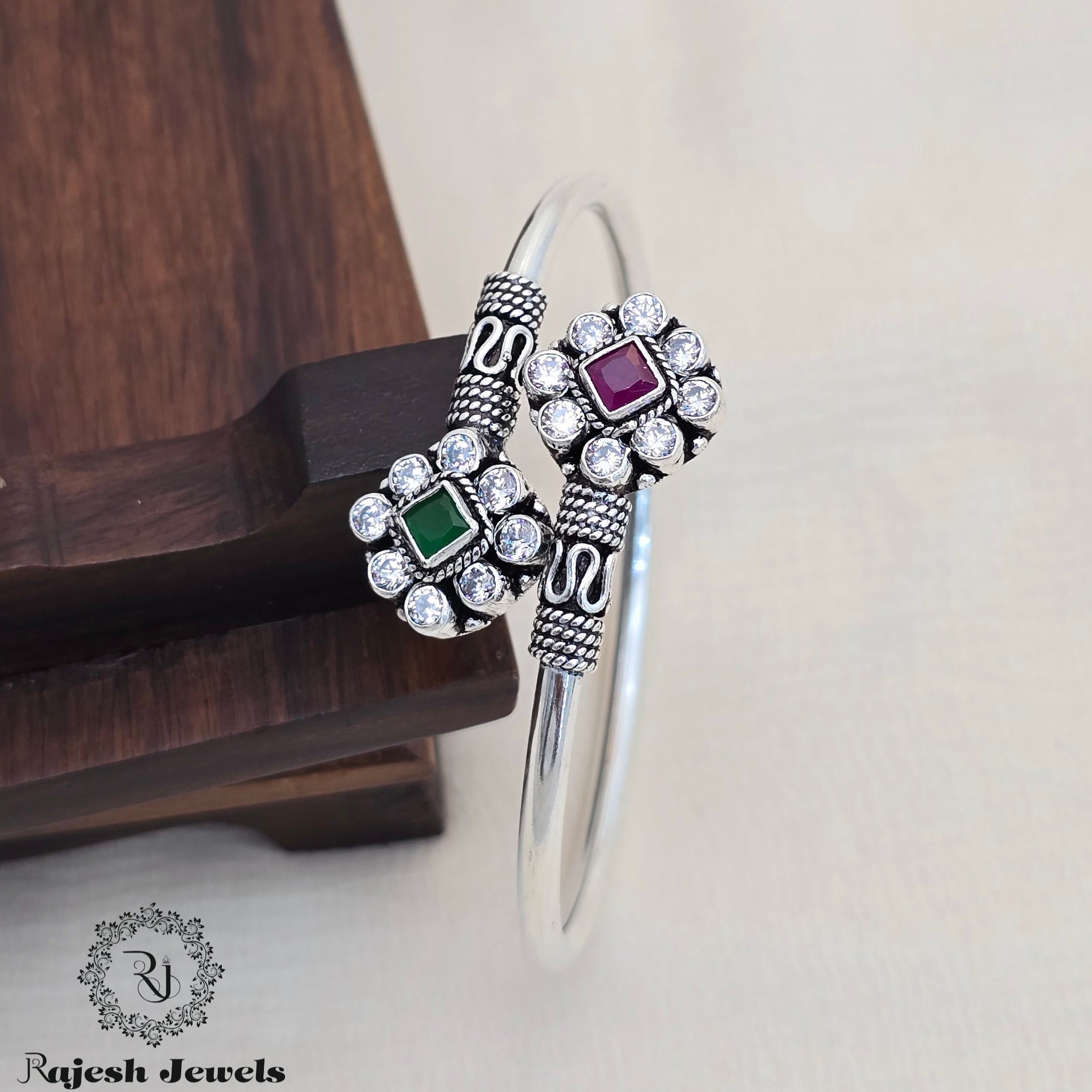 Captivating Silver Cutstone Hand Kada