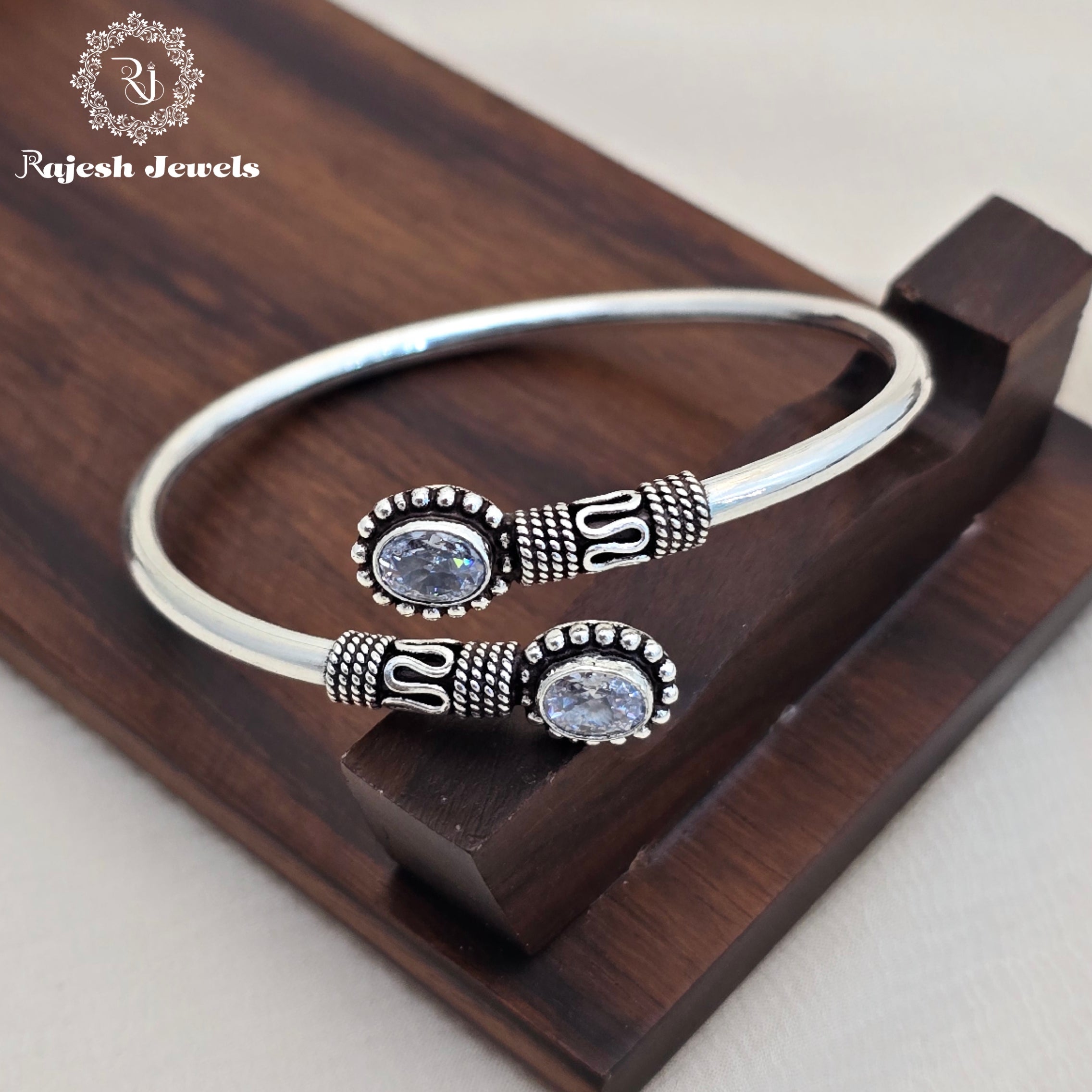 Beautiful Silver Ladies Hand Kada