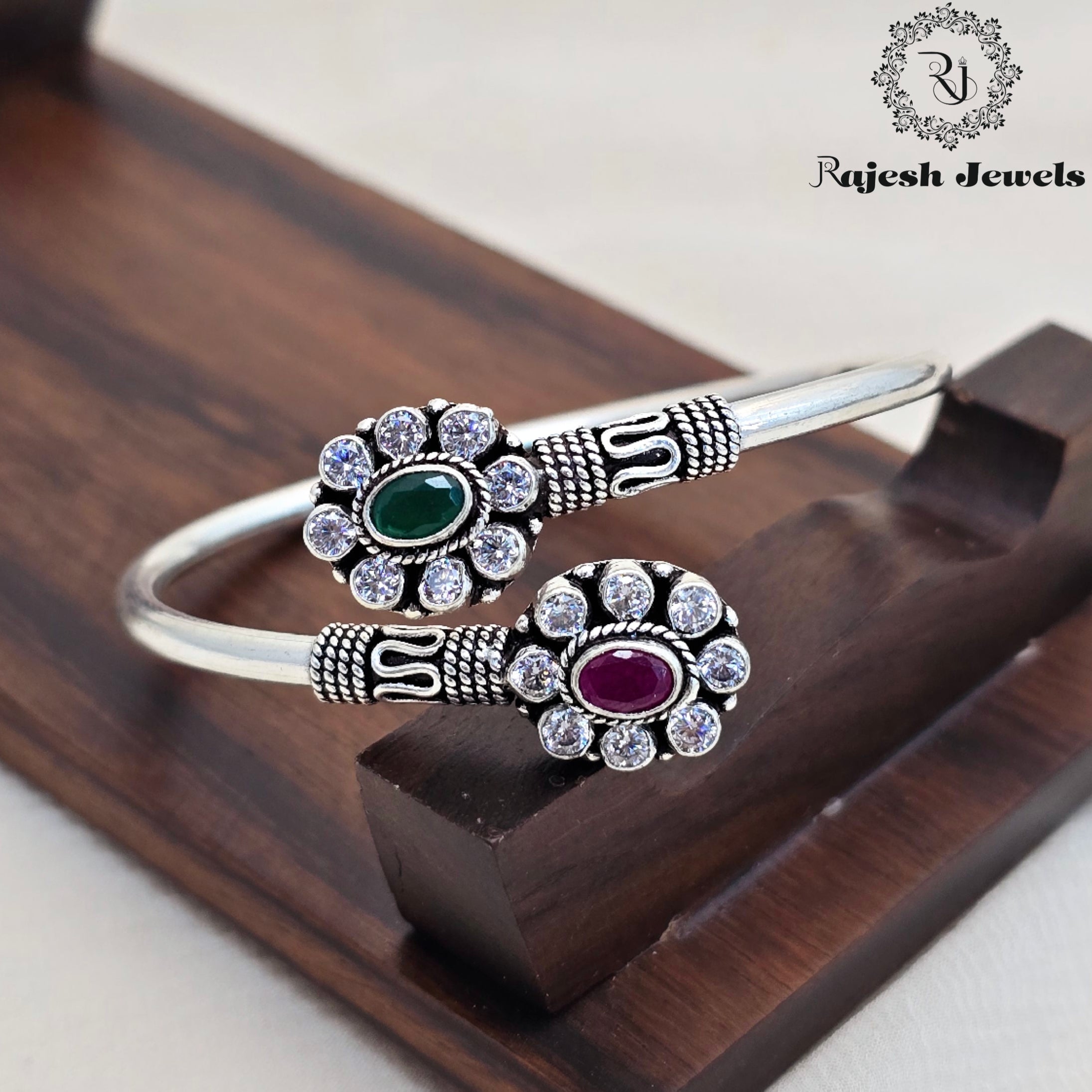 Charming Oval Silver Cutstone Hand Kada