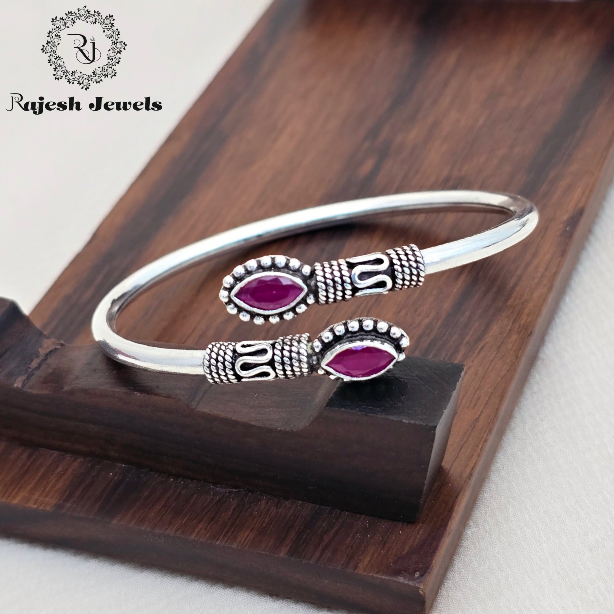 Red Eye Shaped Silver Cutstone Hand Kada