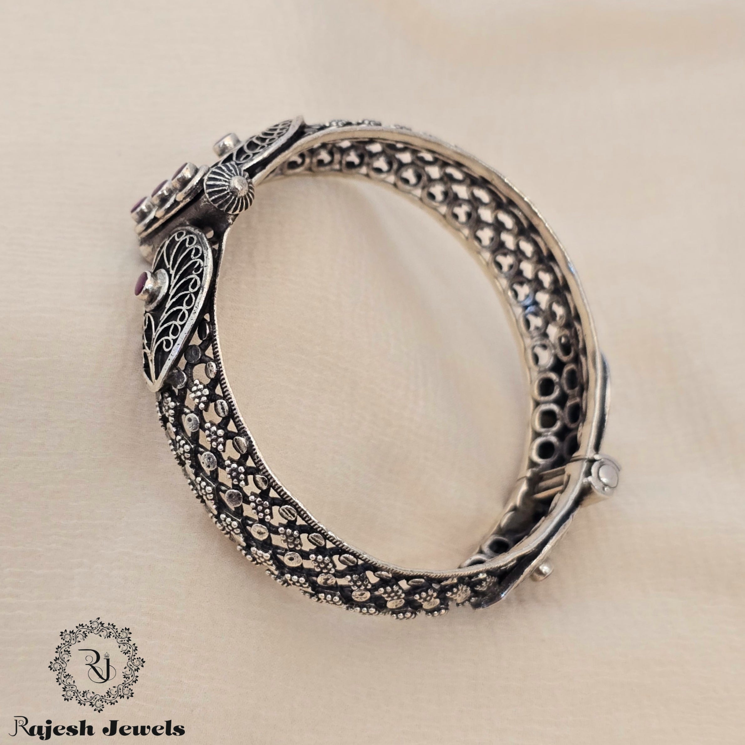 Mesmerizing Cutstone Hand kada