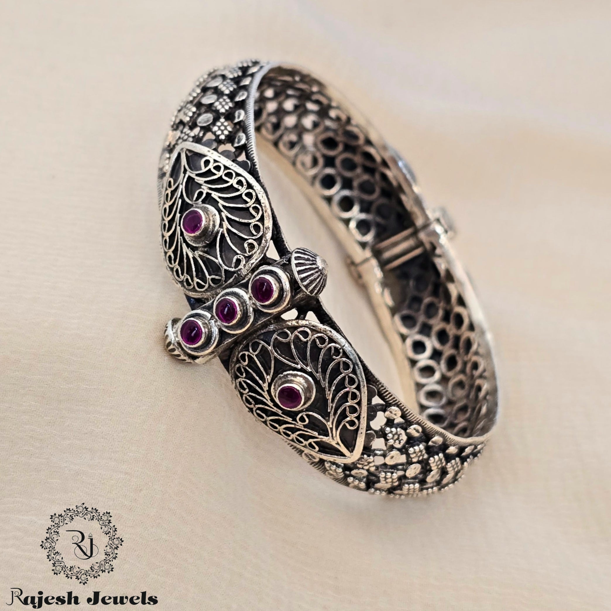 Mesmerizing Cutstone Hand kada