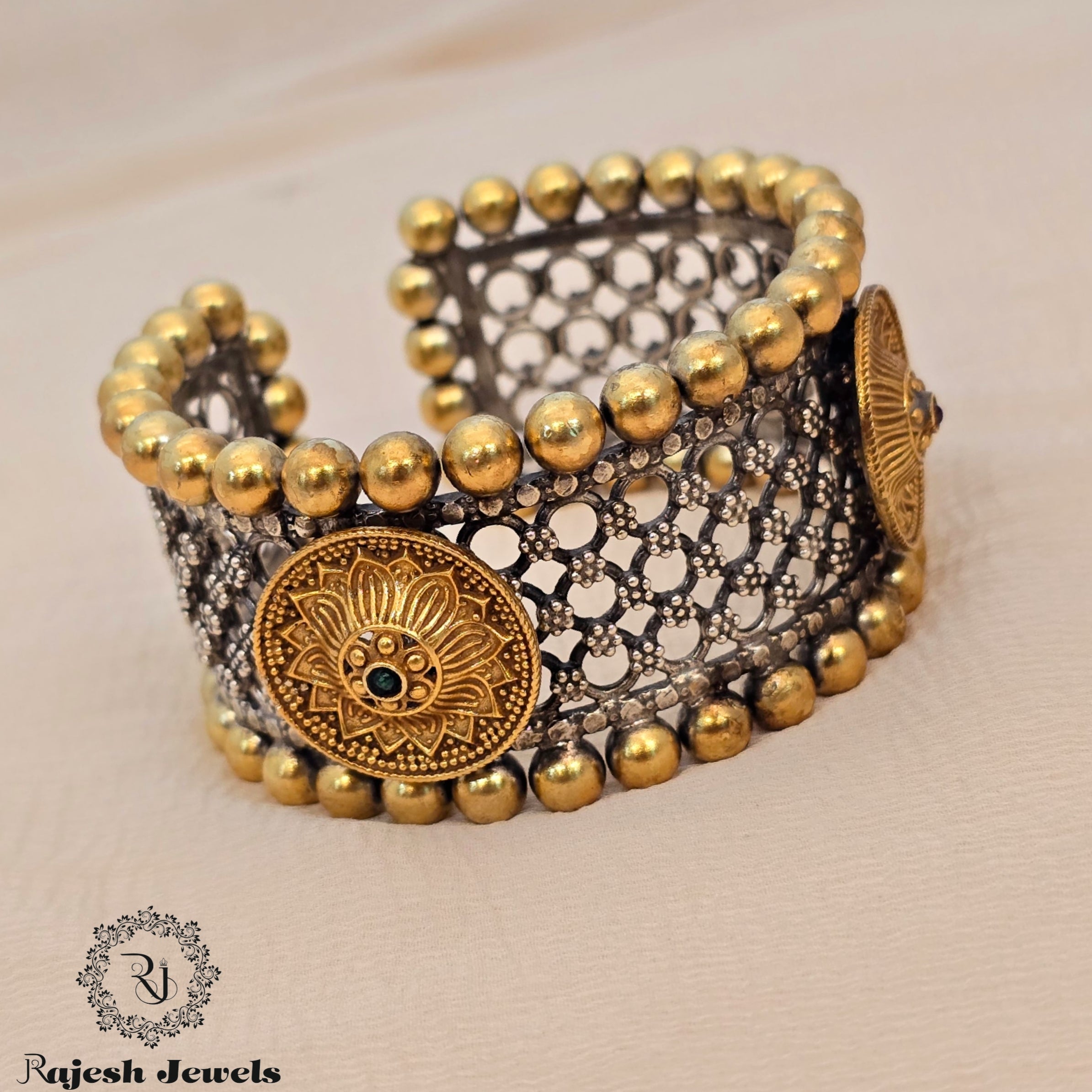 Classic Round Dual Tone Cuff Handkada