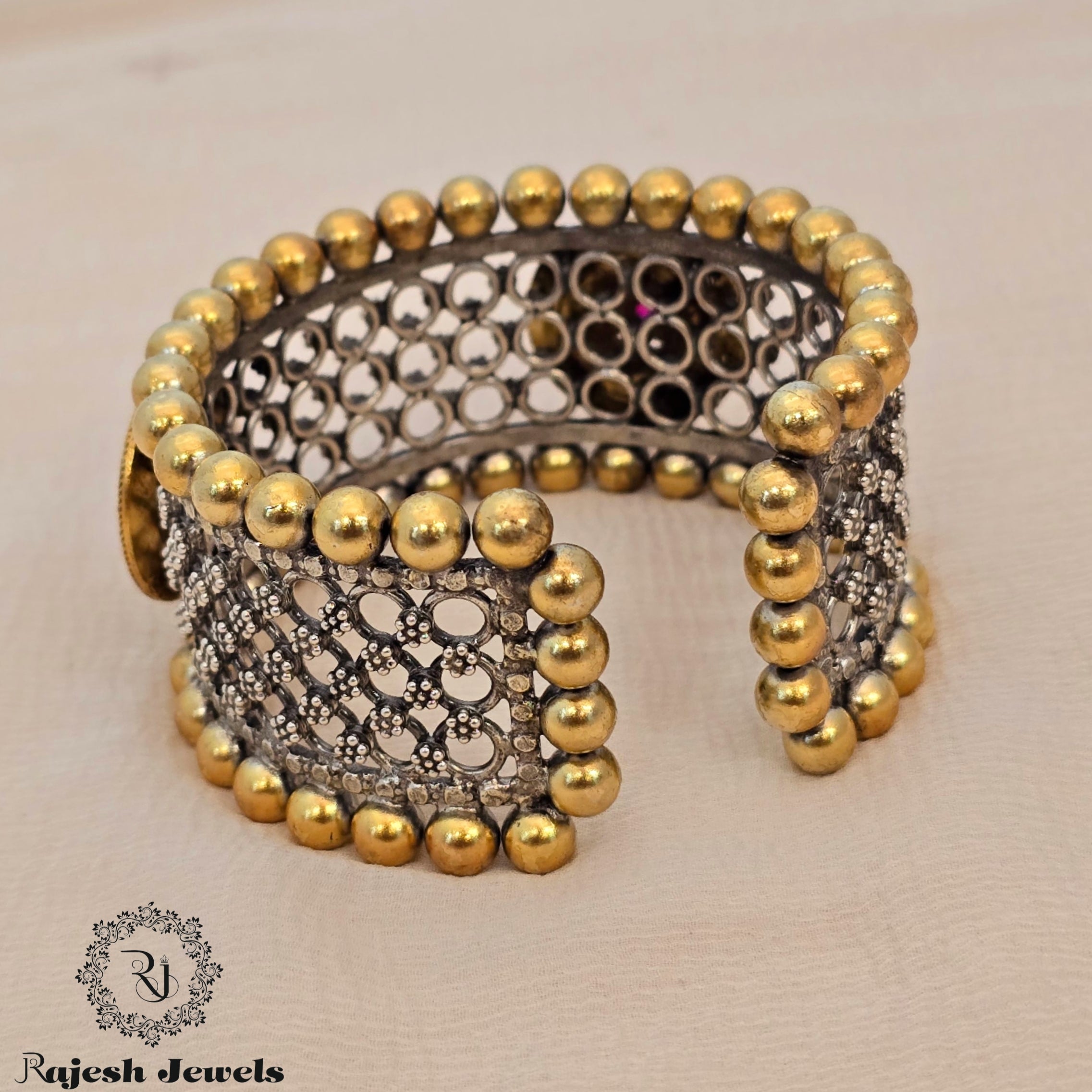 Classic Round Dual Tone Cuff Handkada