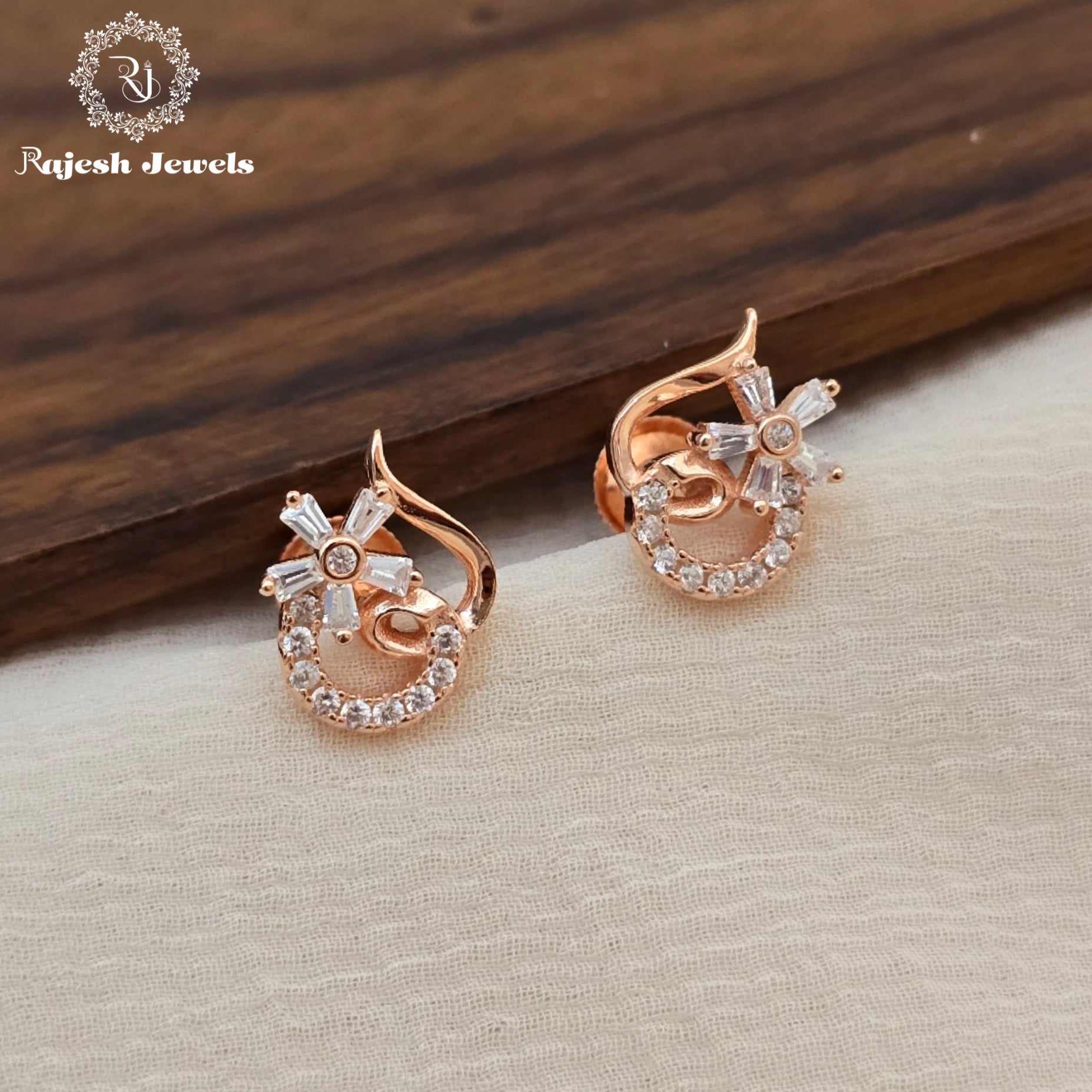 Delightful Rosegold South Screw Earrings