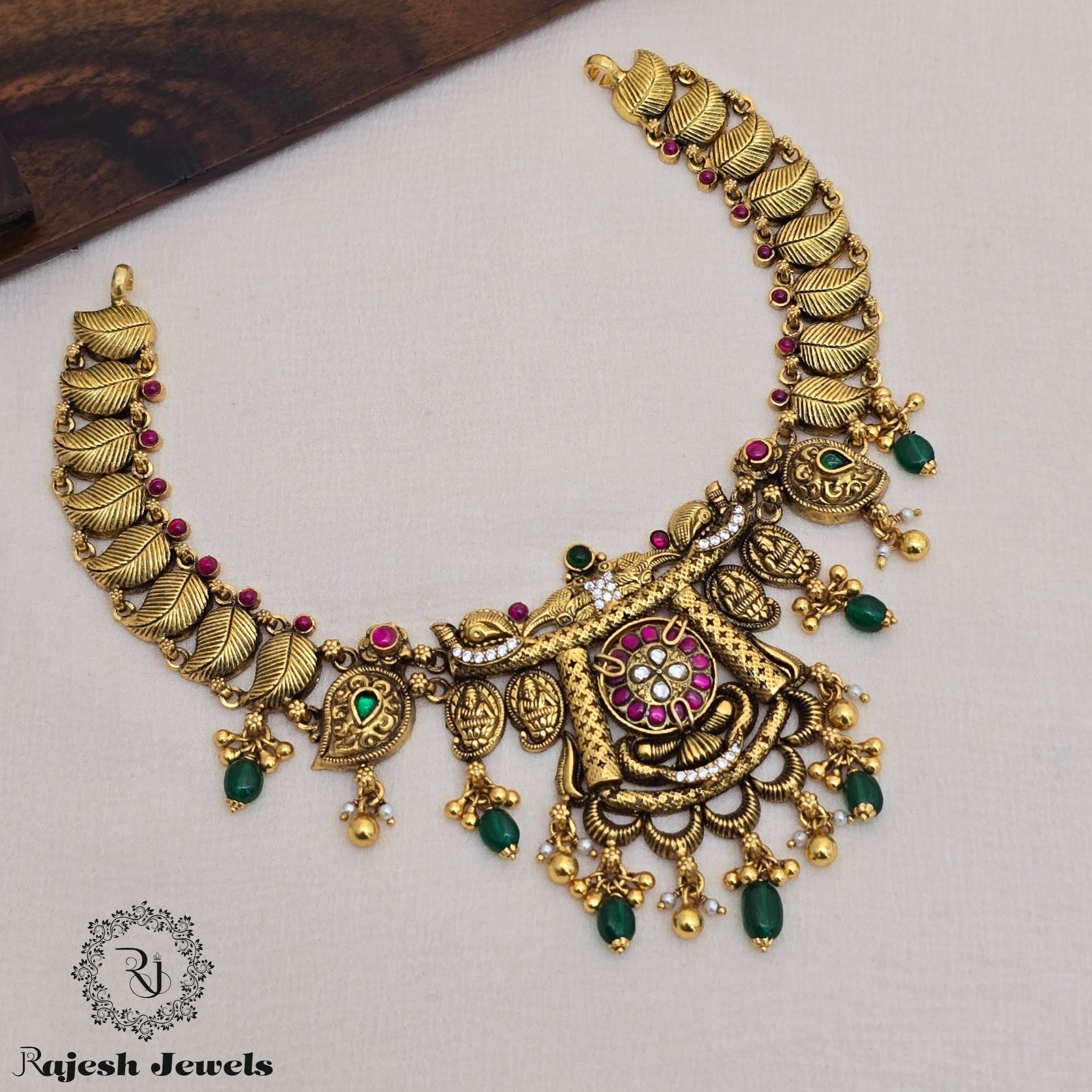 Mesmerizing Kundan Antique Necklace