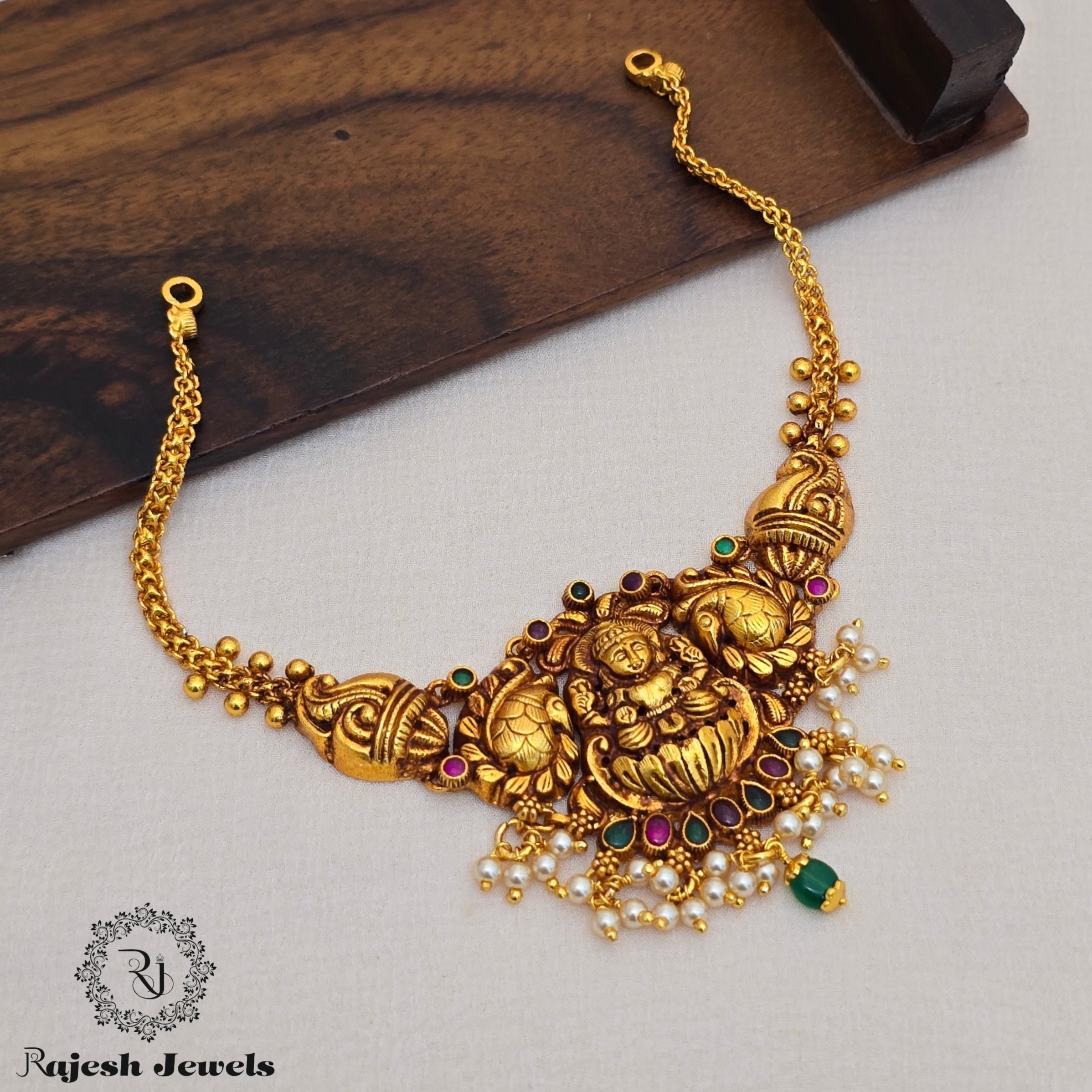 Glowing Nakshi Simple Short Necklace