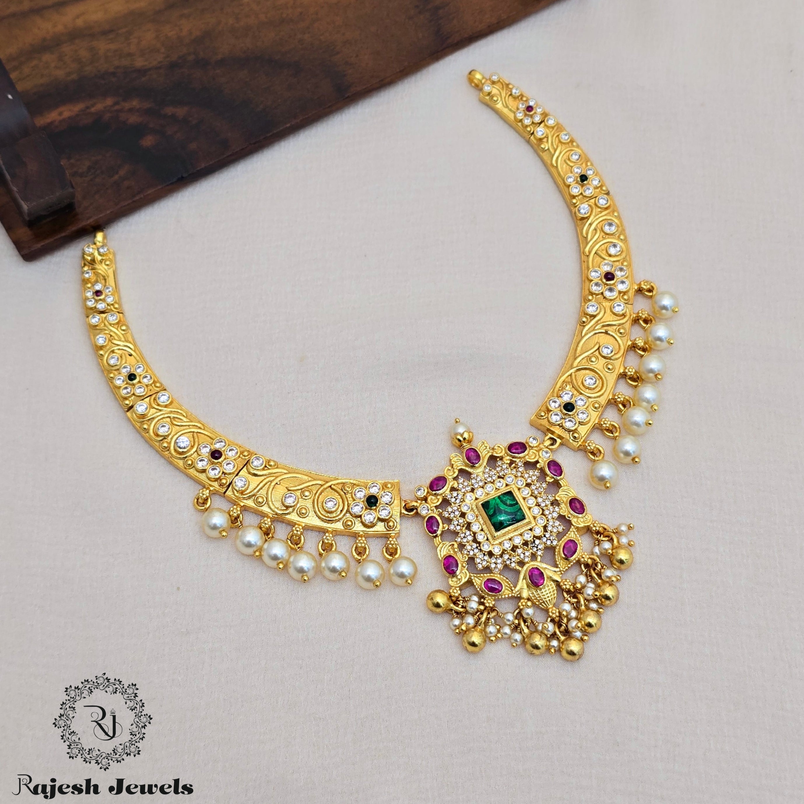 Luxurious Short Necklace Set