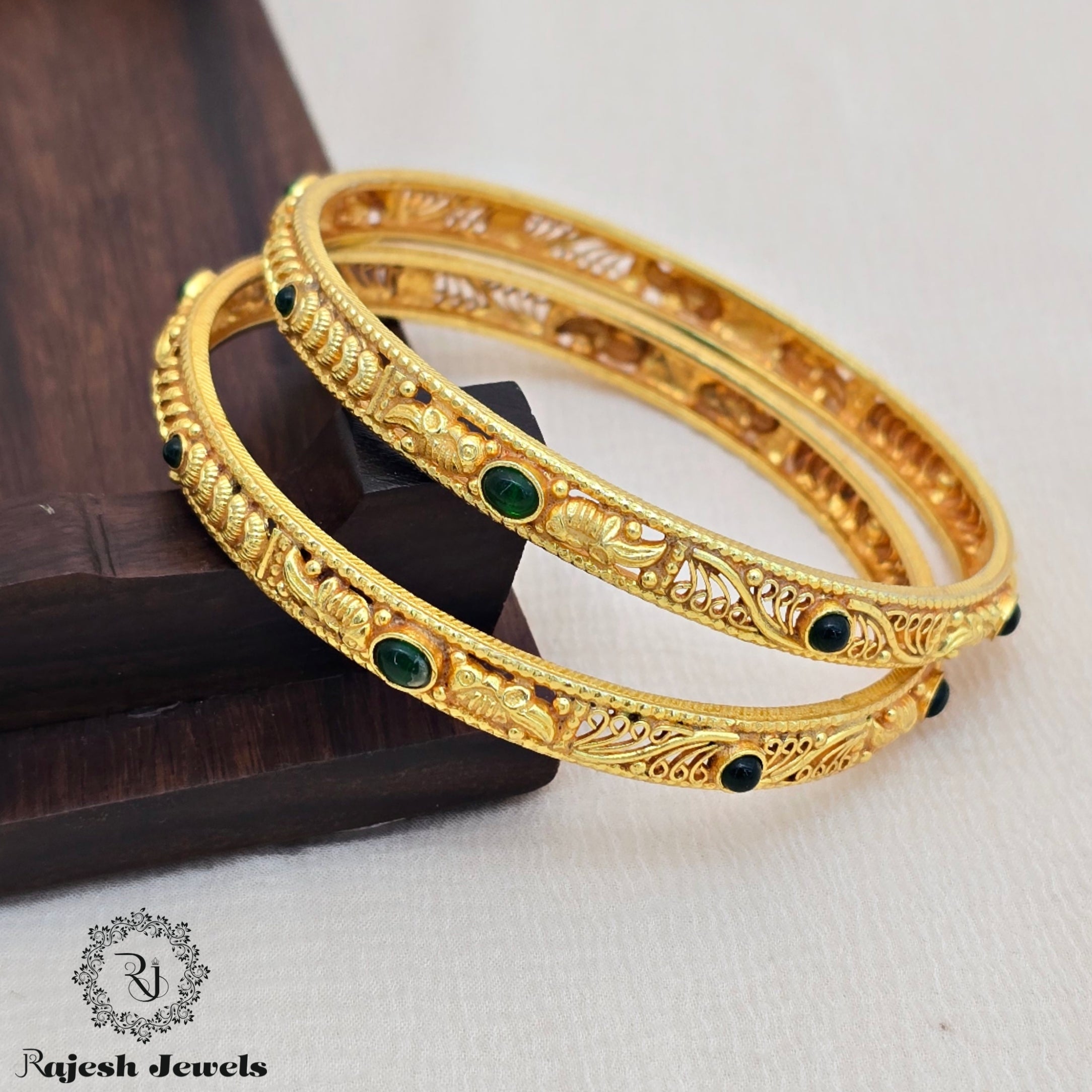 Wonderfull Green Stone 2.6 Size Bangle