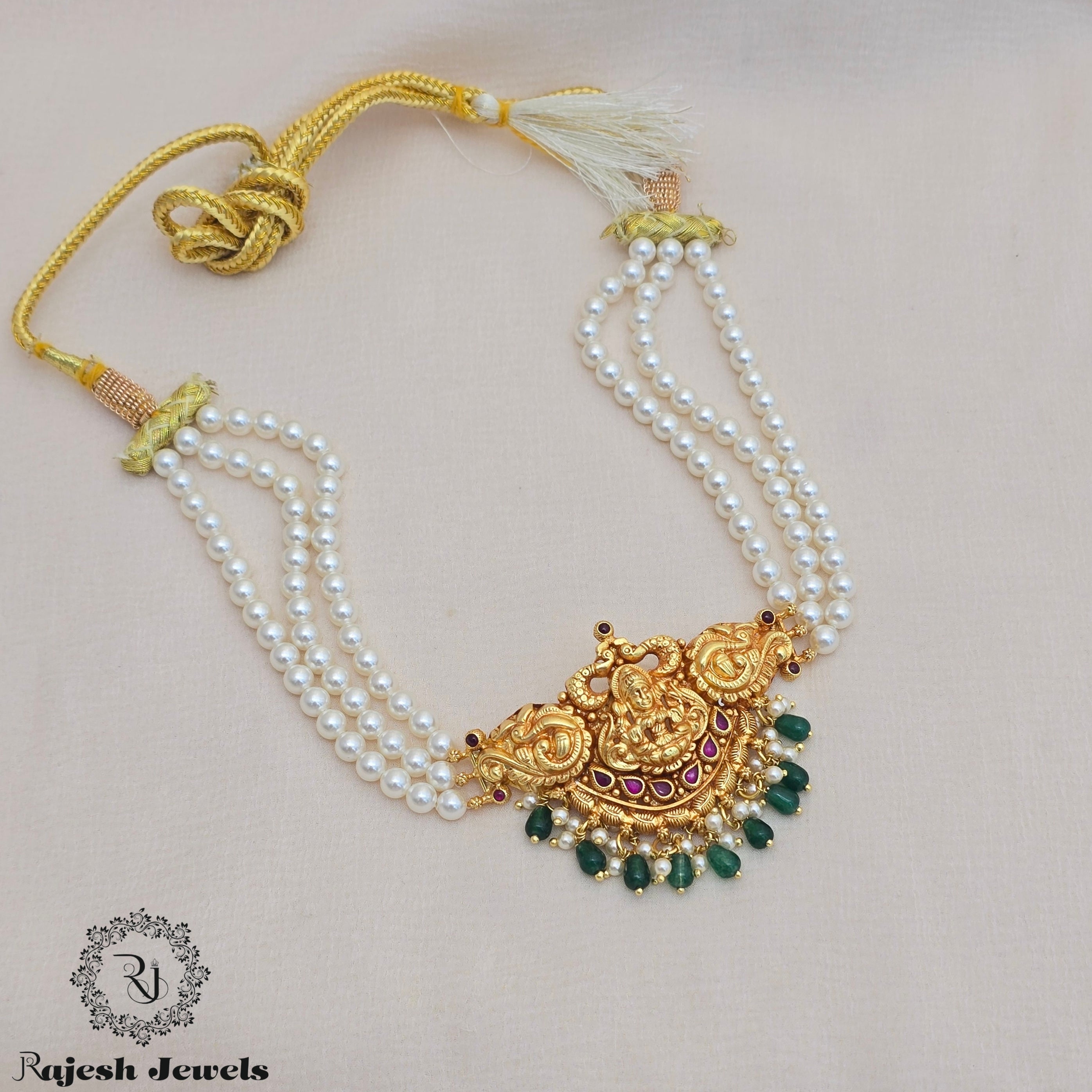 Enchanting Pearl Choker Neckpiece