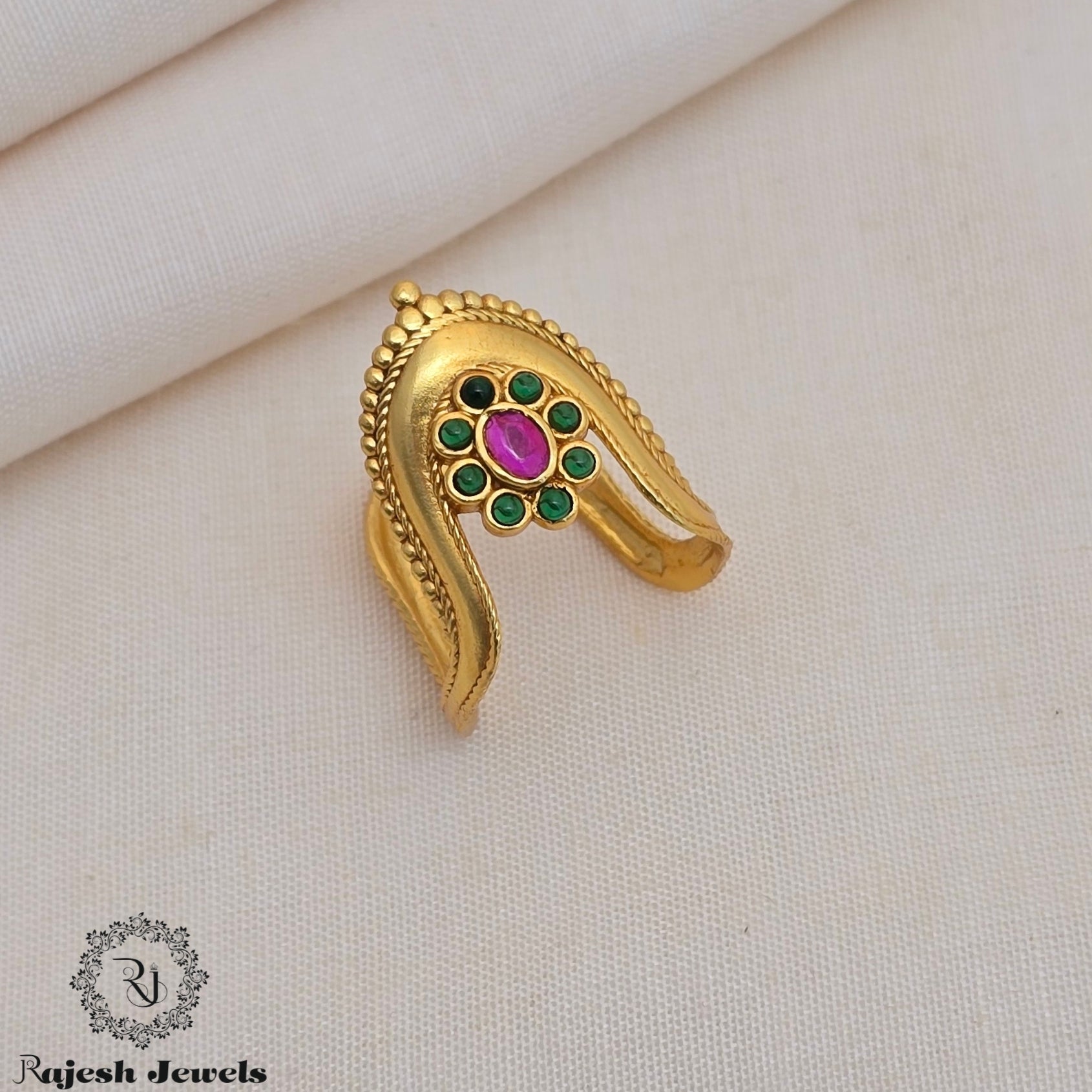 Graceful Vanki Finger Ring