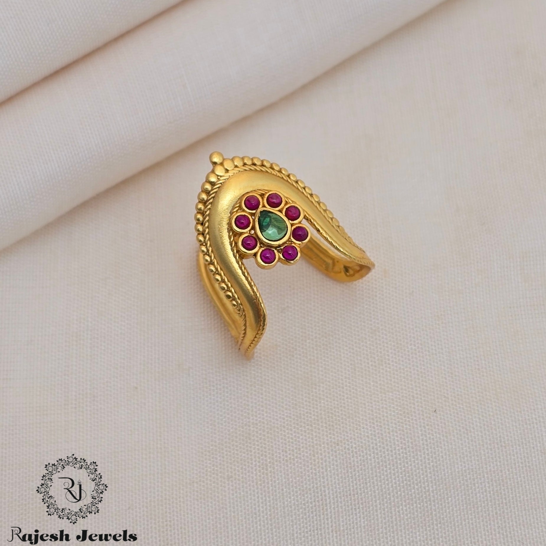 Adorable Gold Polished Vanki Finger Ring