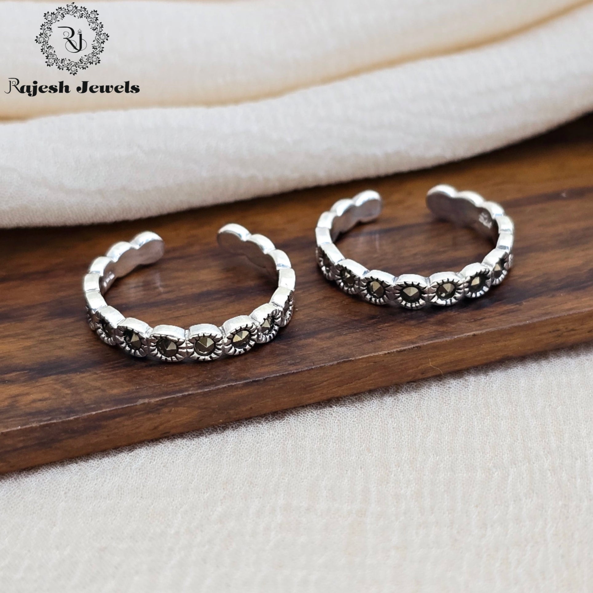 Blissful Silver Cutstone Toerings