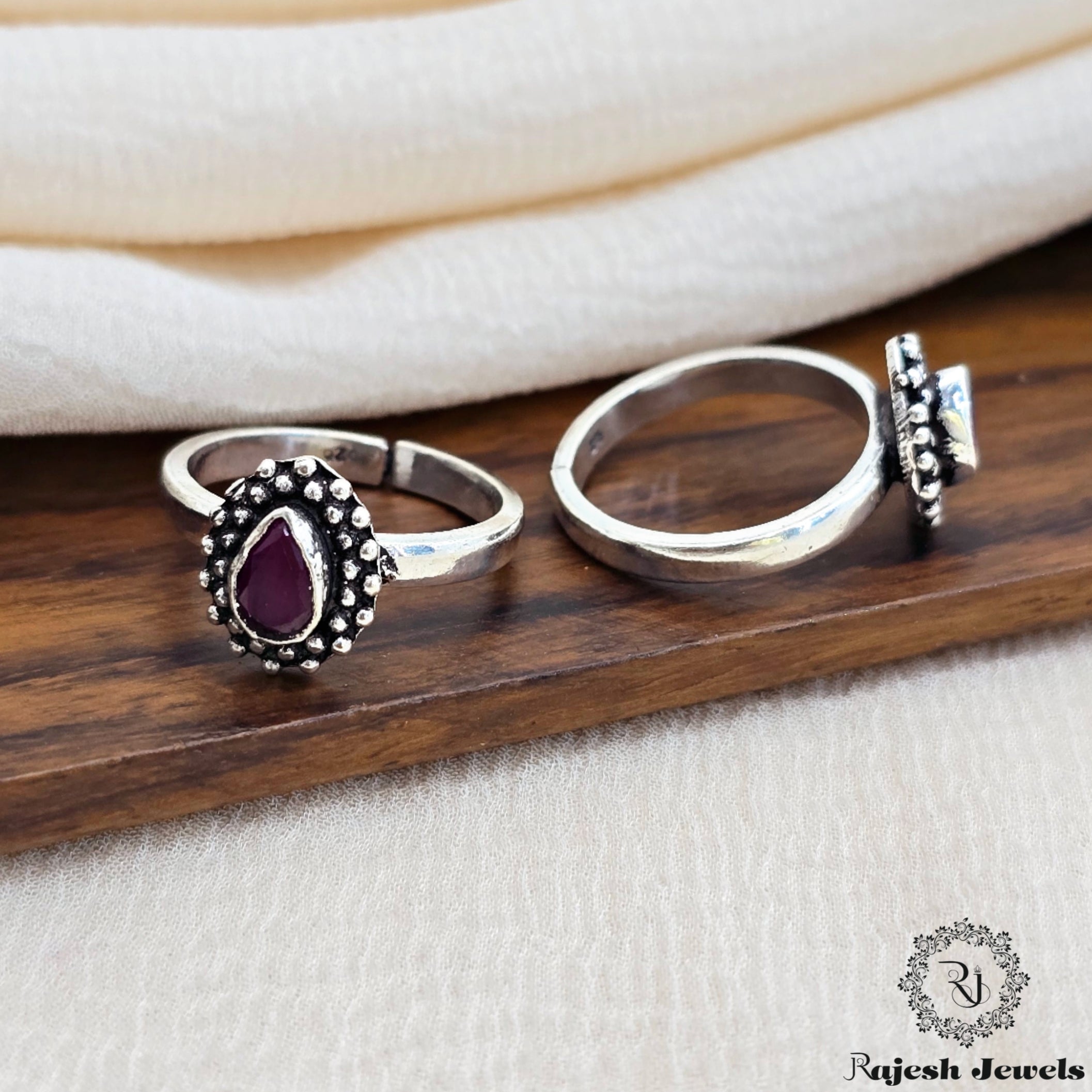Fabulent Silver Cutstone Toerings
