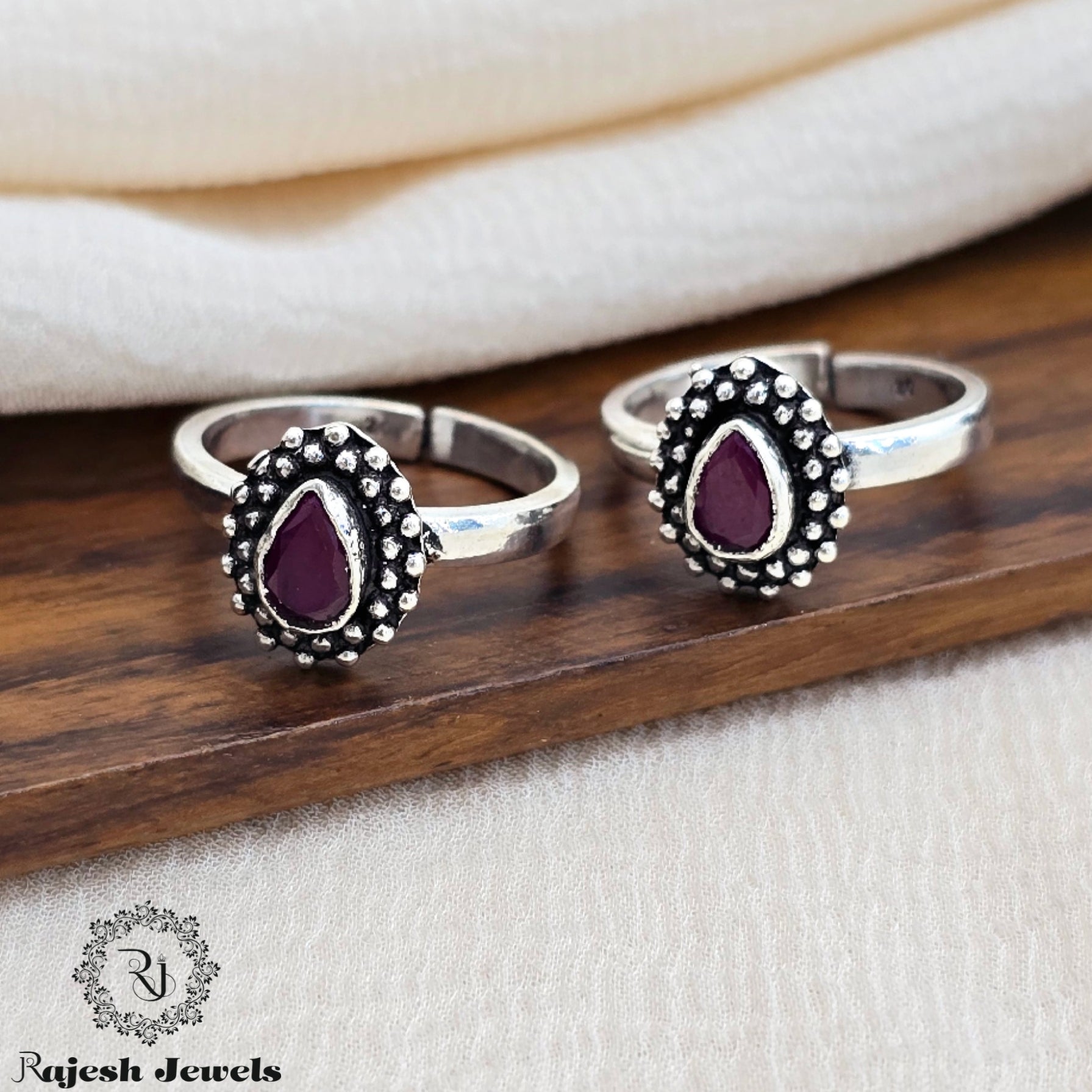 Fabulent Silver Cutstone Toerings