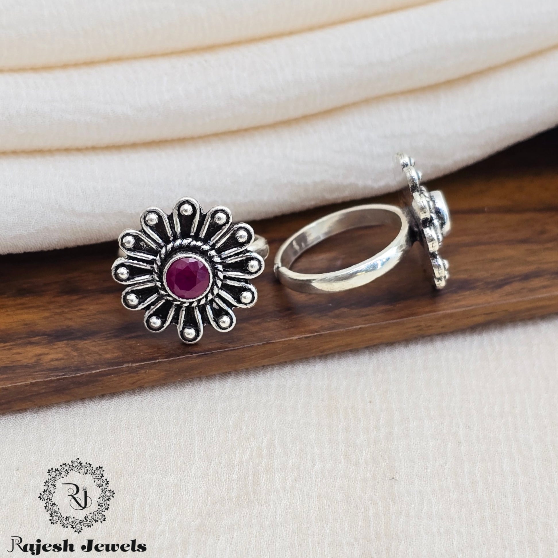Captivating Silver Cutstone Oxidised Toerings