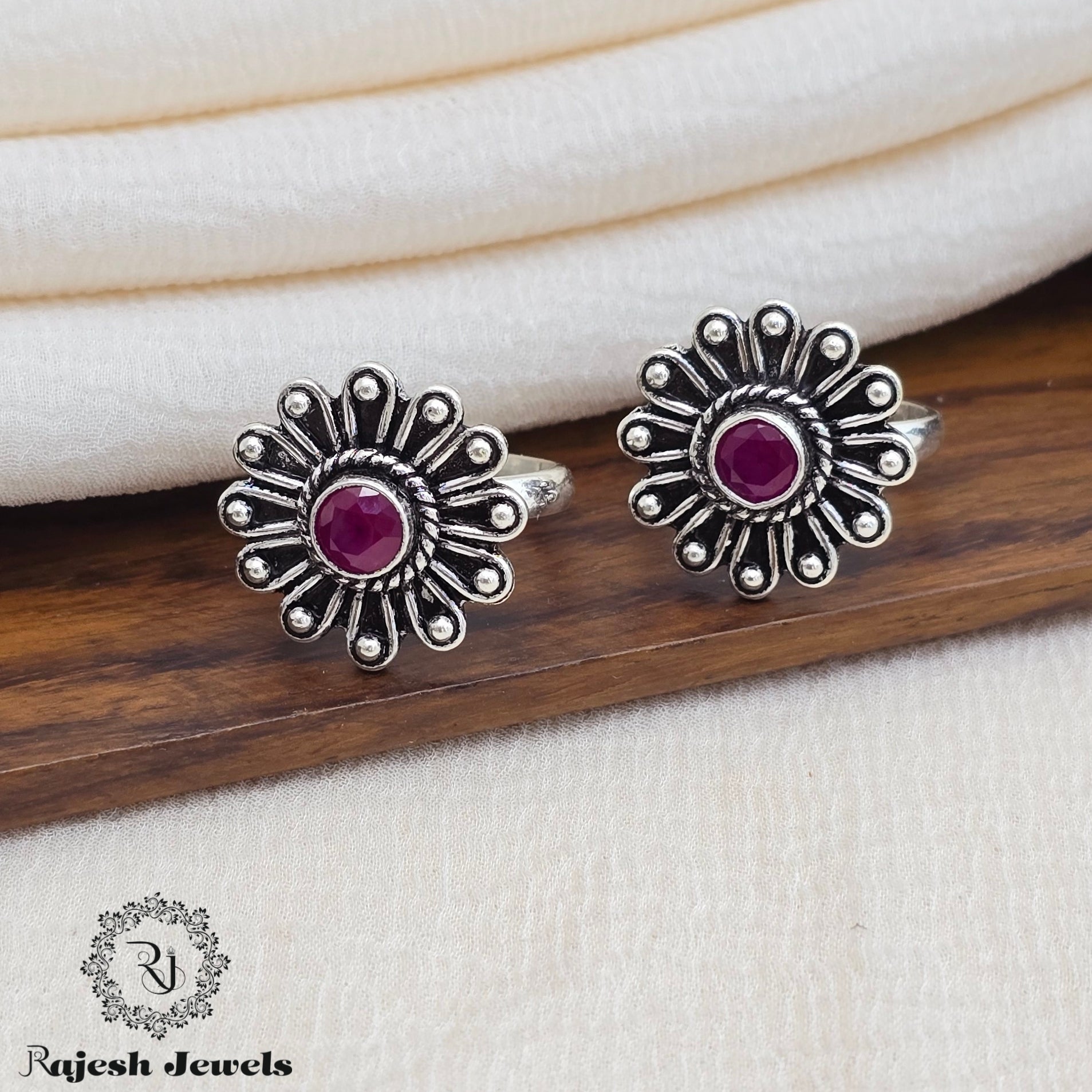 Captivating Silver Cutstone Oxidised Toerings