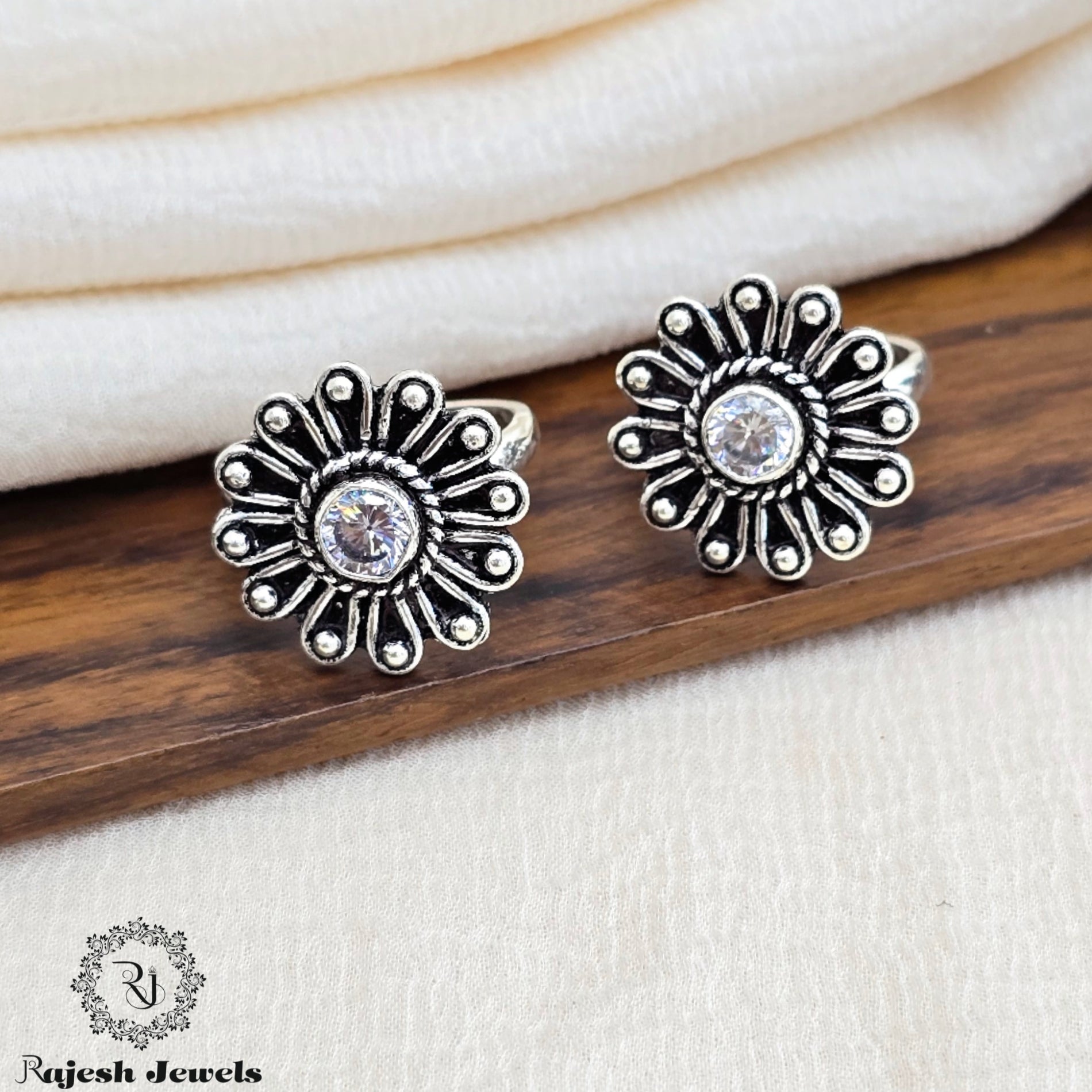 Shimmering Silver Cutstone Oxidised Toerings