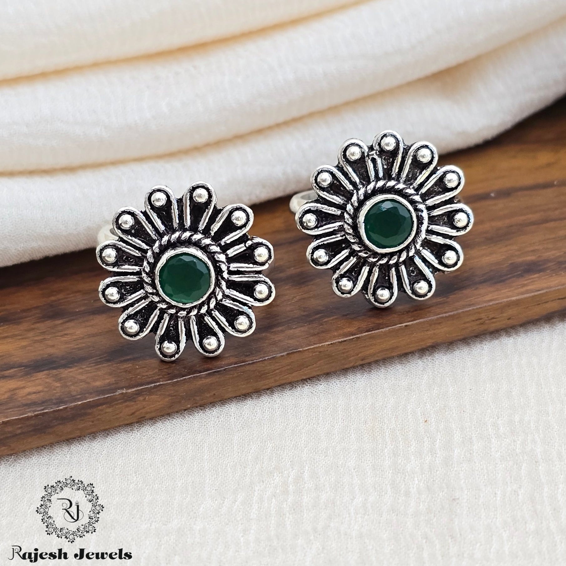 Graceful Green Silver Oxidised Toerings