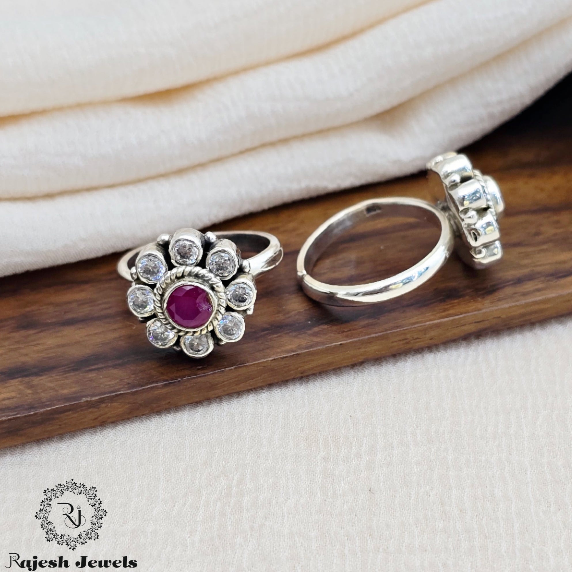 Sparkling Radiant Silver Cutstone Toerings