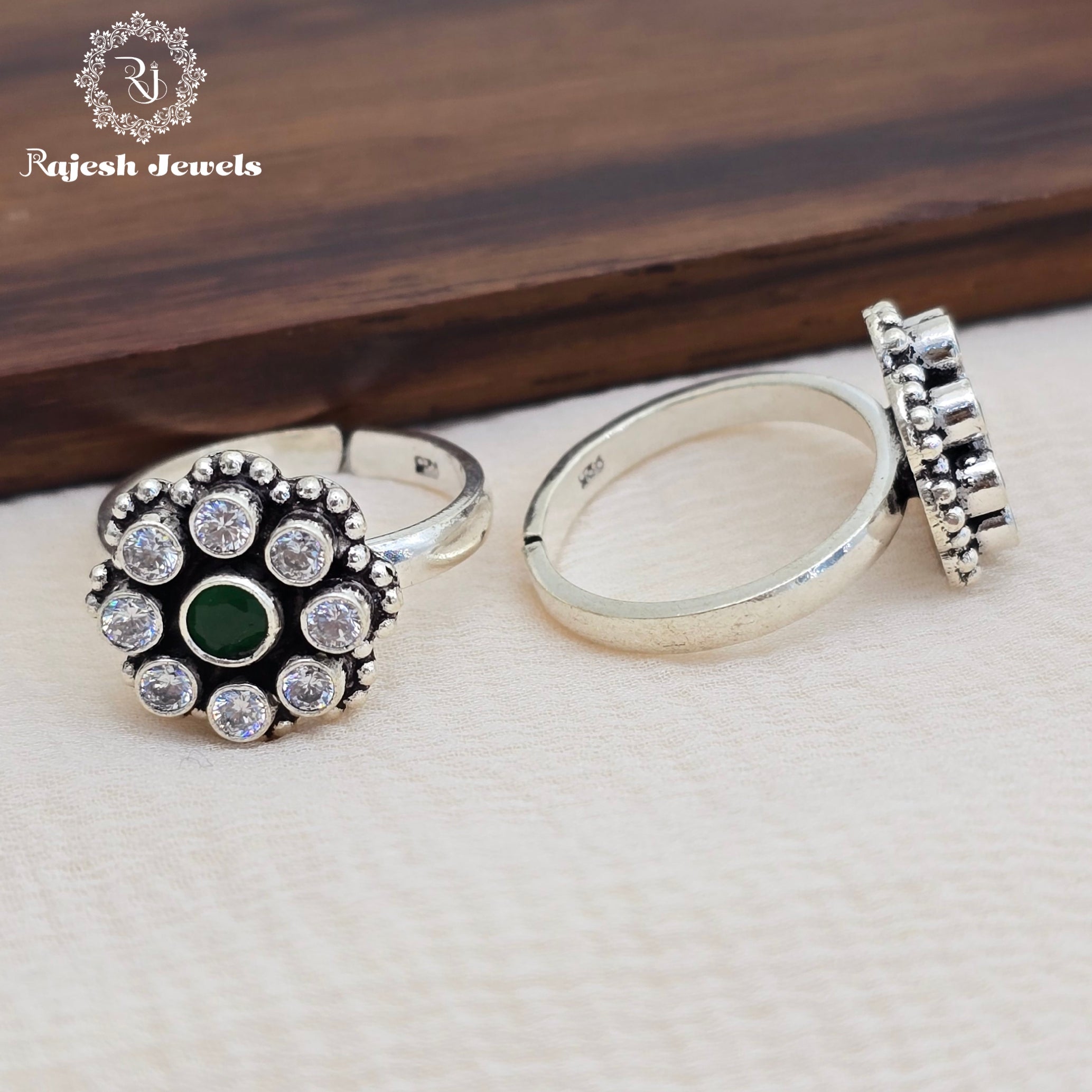 Dazzling Green Cutstone Toerings