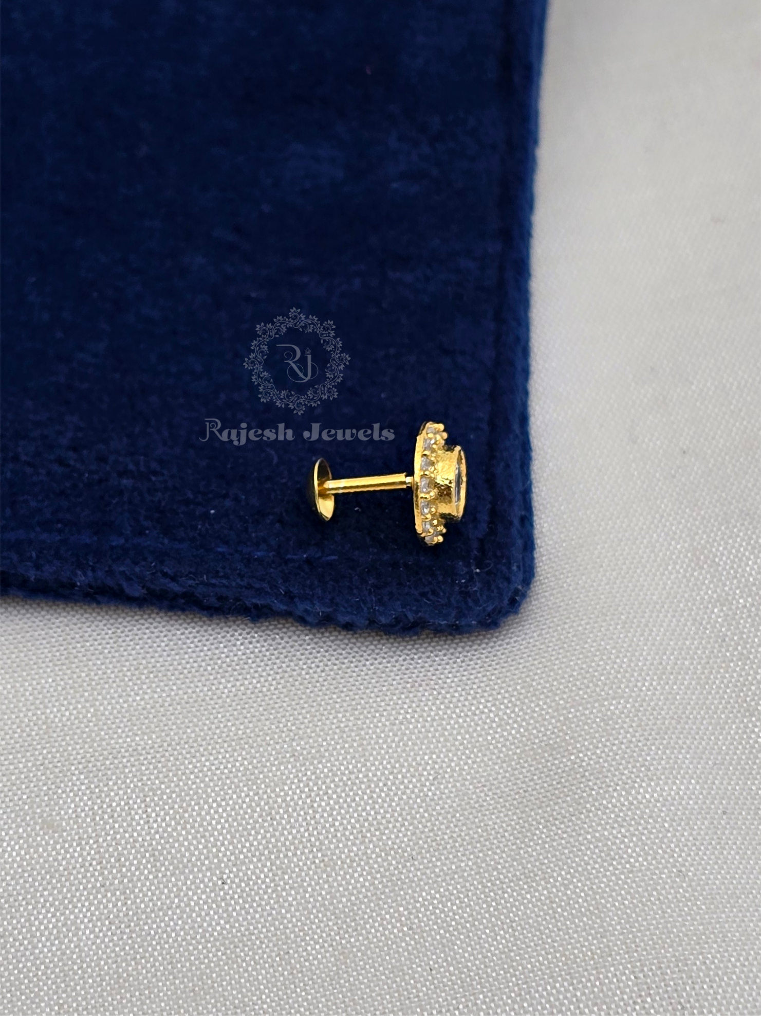 Adorable Round Minimalistic Nose Pin