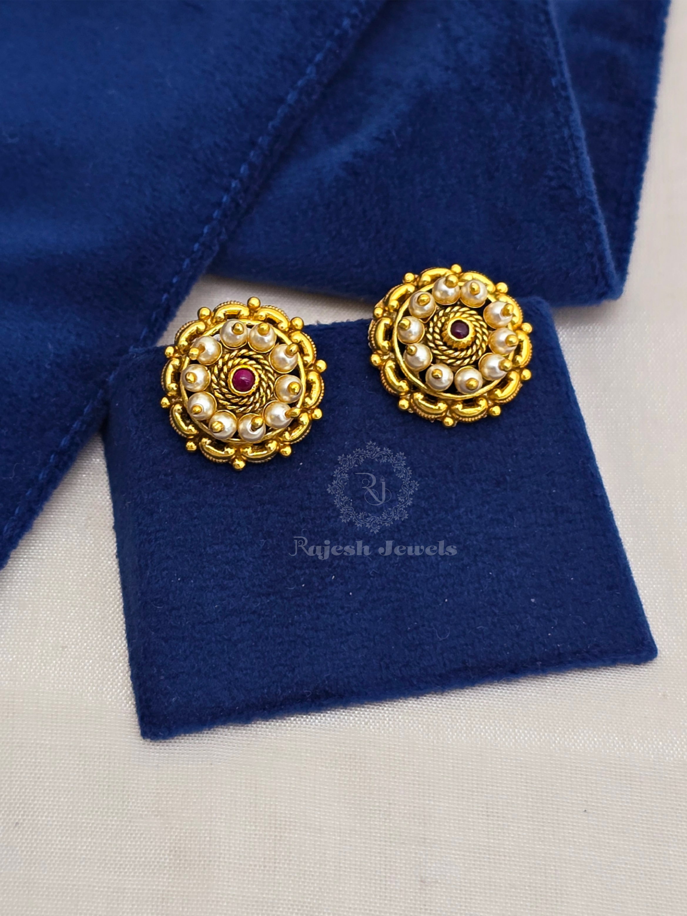 Authentic Pearl South Screw Earrings