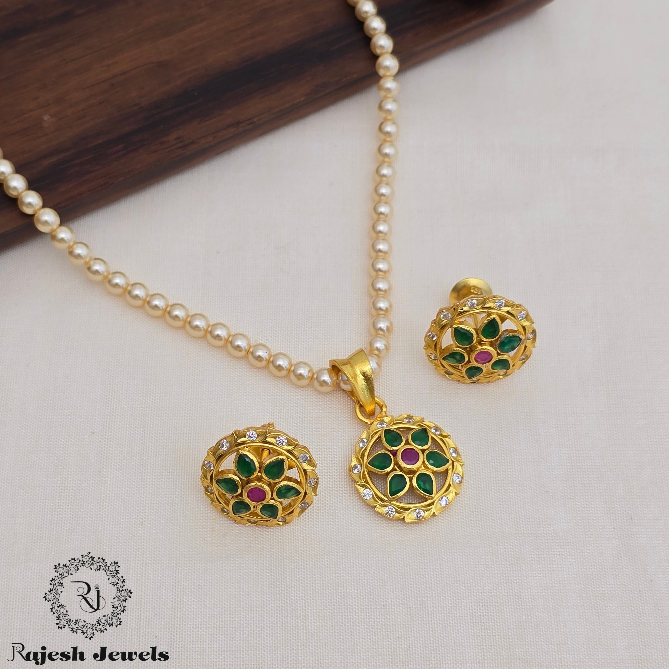 Classic Round Pearl Chain Pendant Set