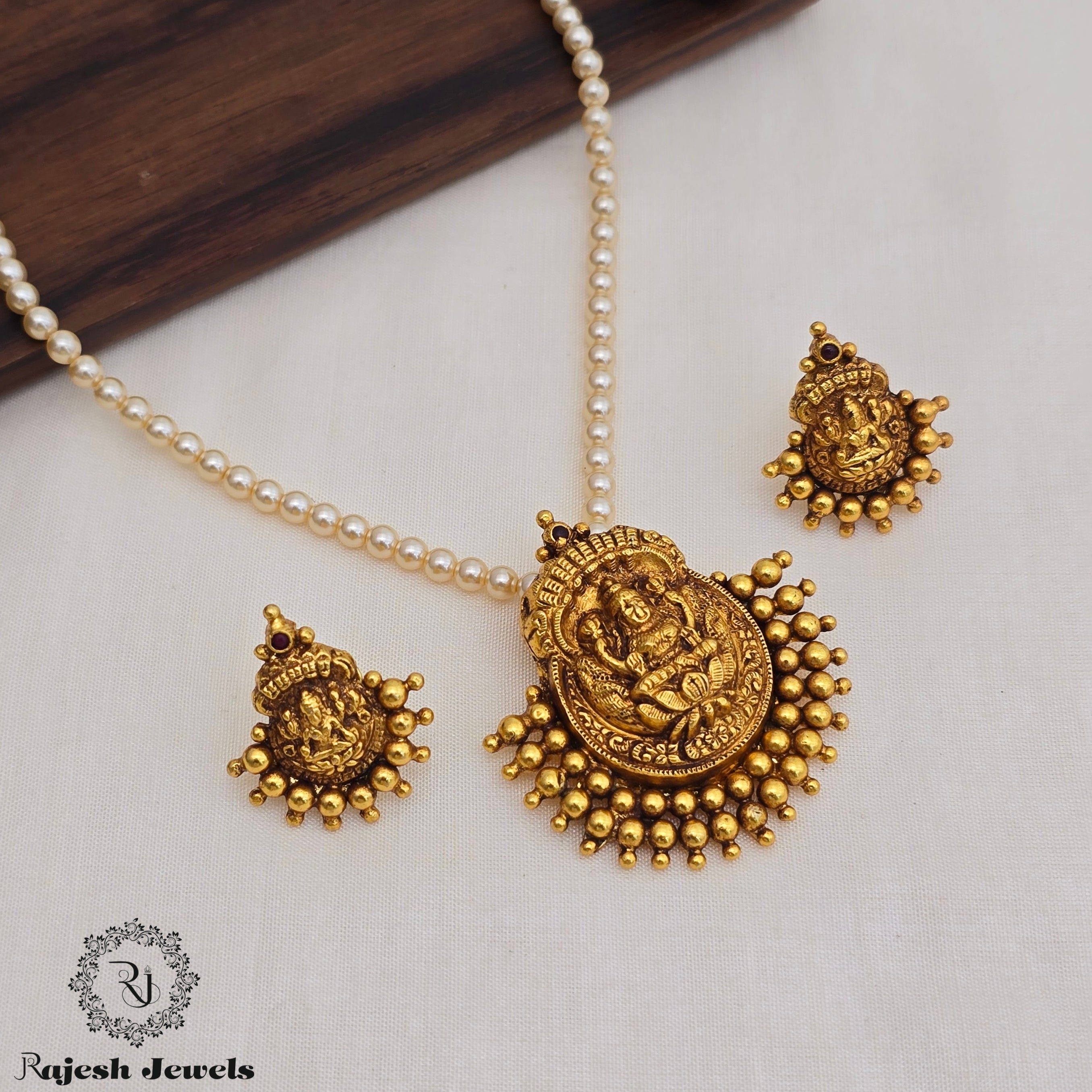 Lakshmi Nagaru Pendant Set