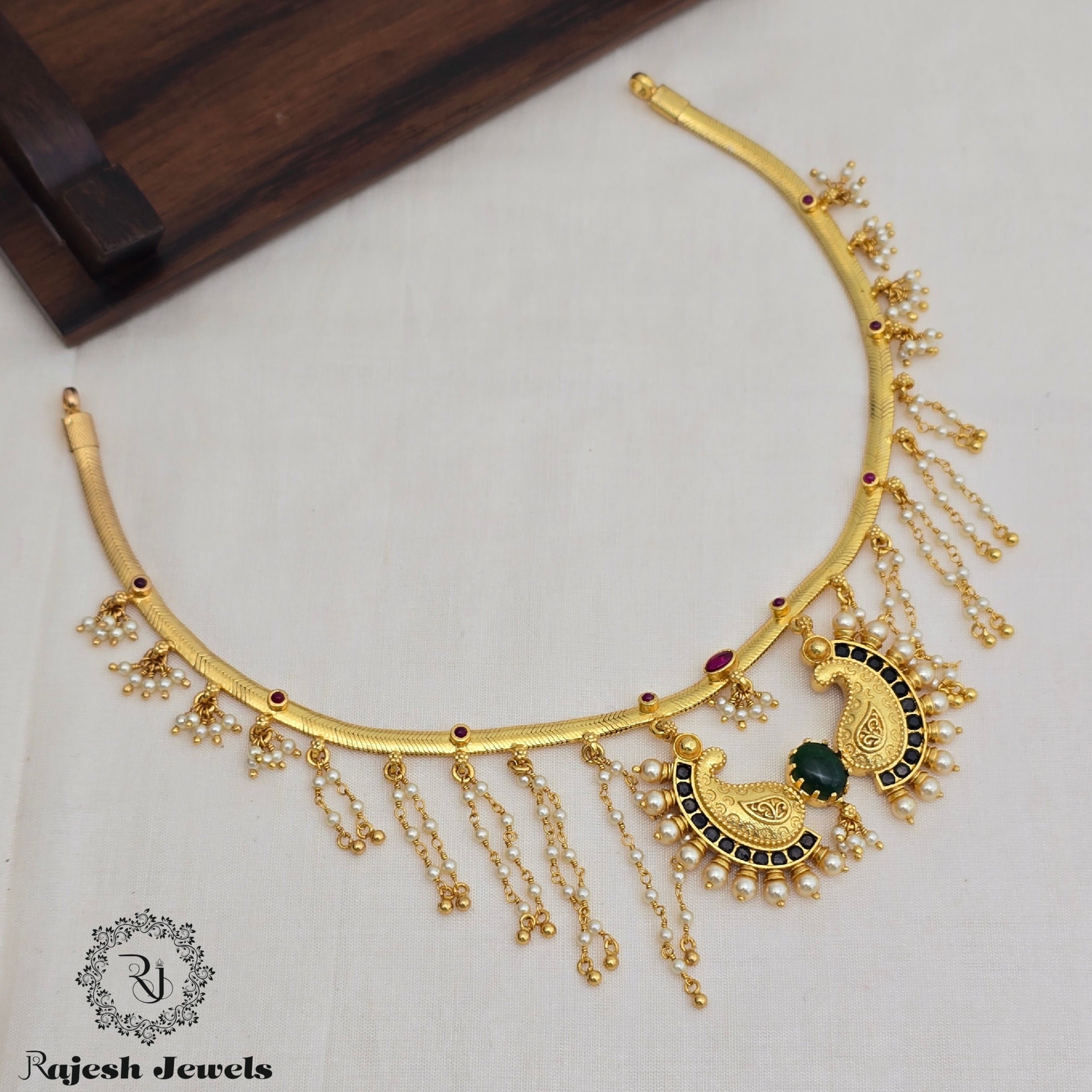 Luxurious Pearl Hanging Necklace