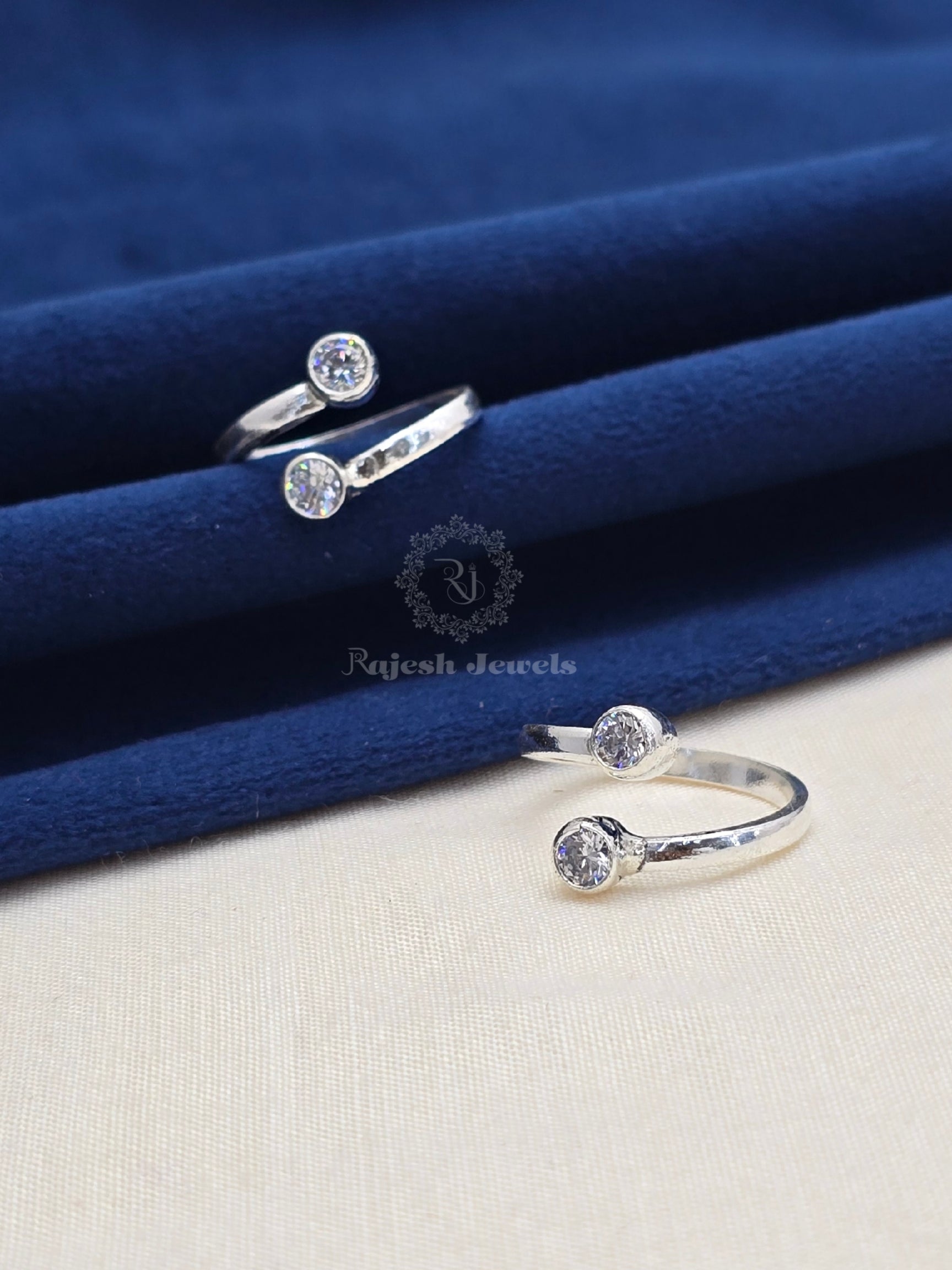 Sparkling White Cutstone Toerings