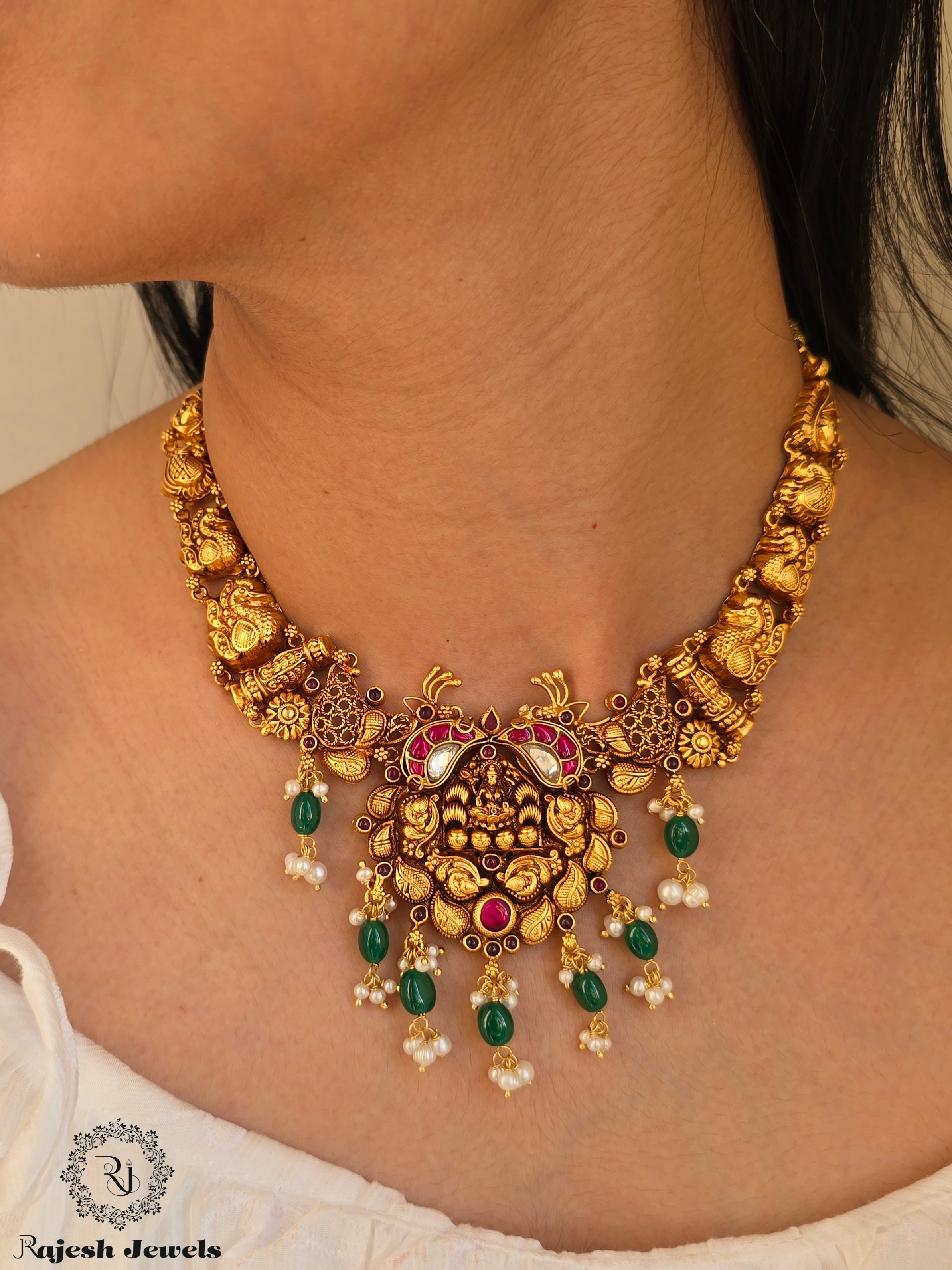 Graceful Kundan Gold Polished Necklace