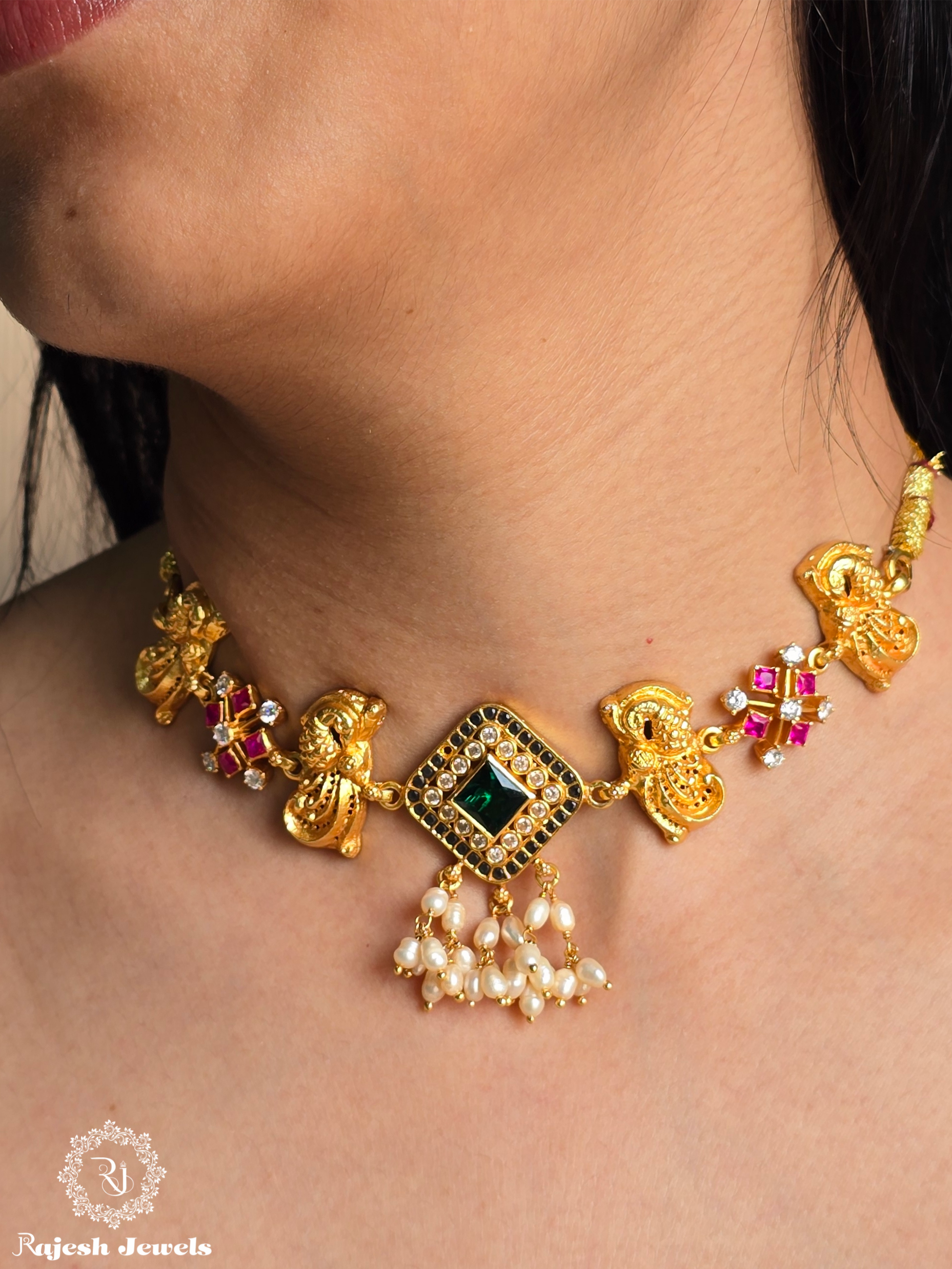 Gorgeous Pearls Droped Choker