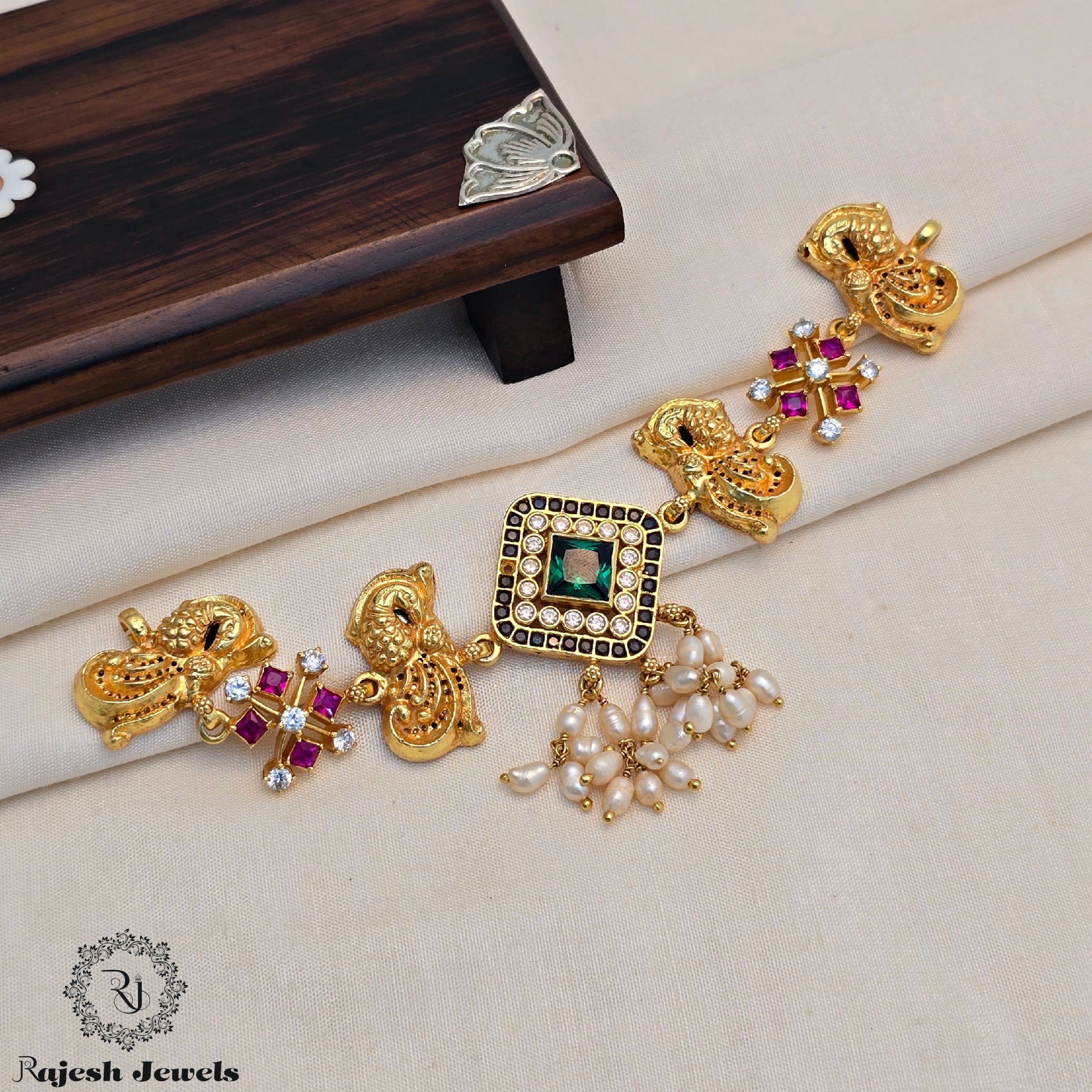 Gorgeous Pearls Droped Choker