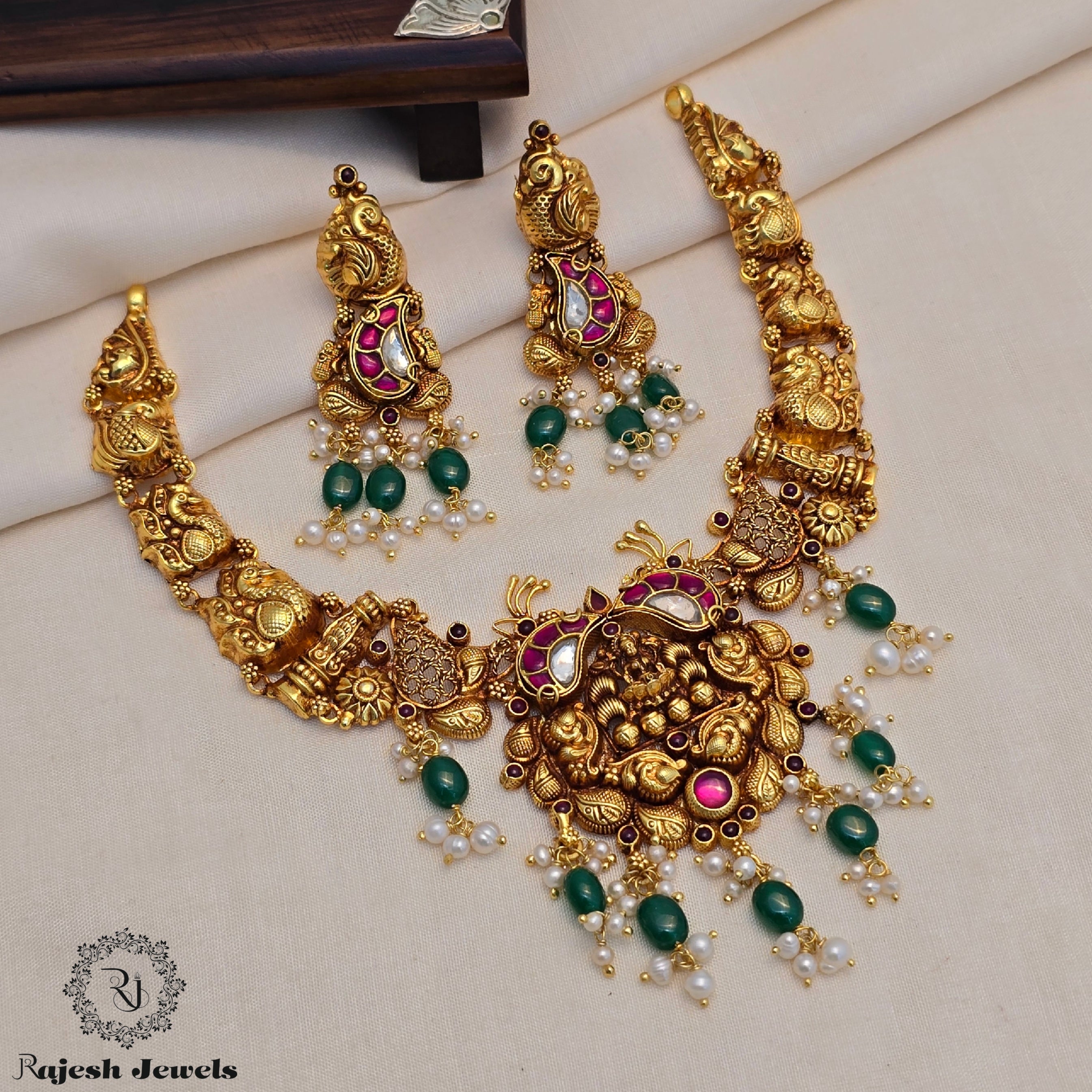 Graceful Kundan Gold Polished Necklace