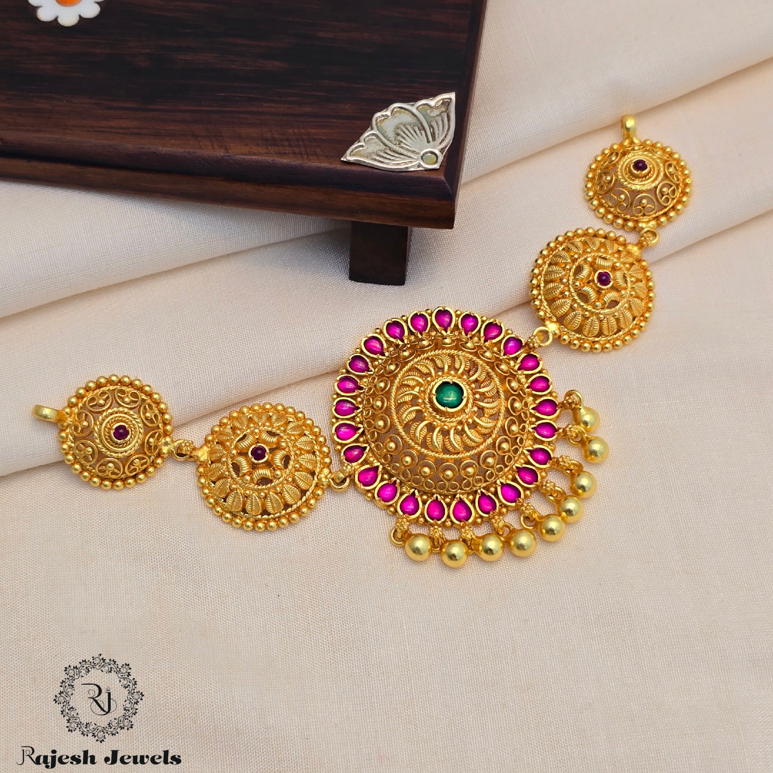 Mesmerizing Silver Gold Polished Choker