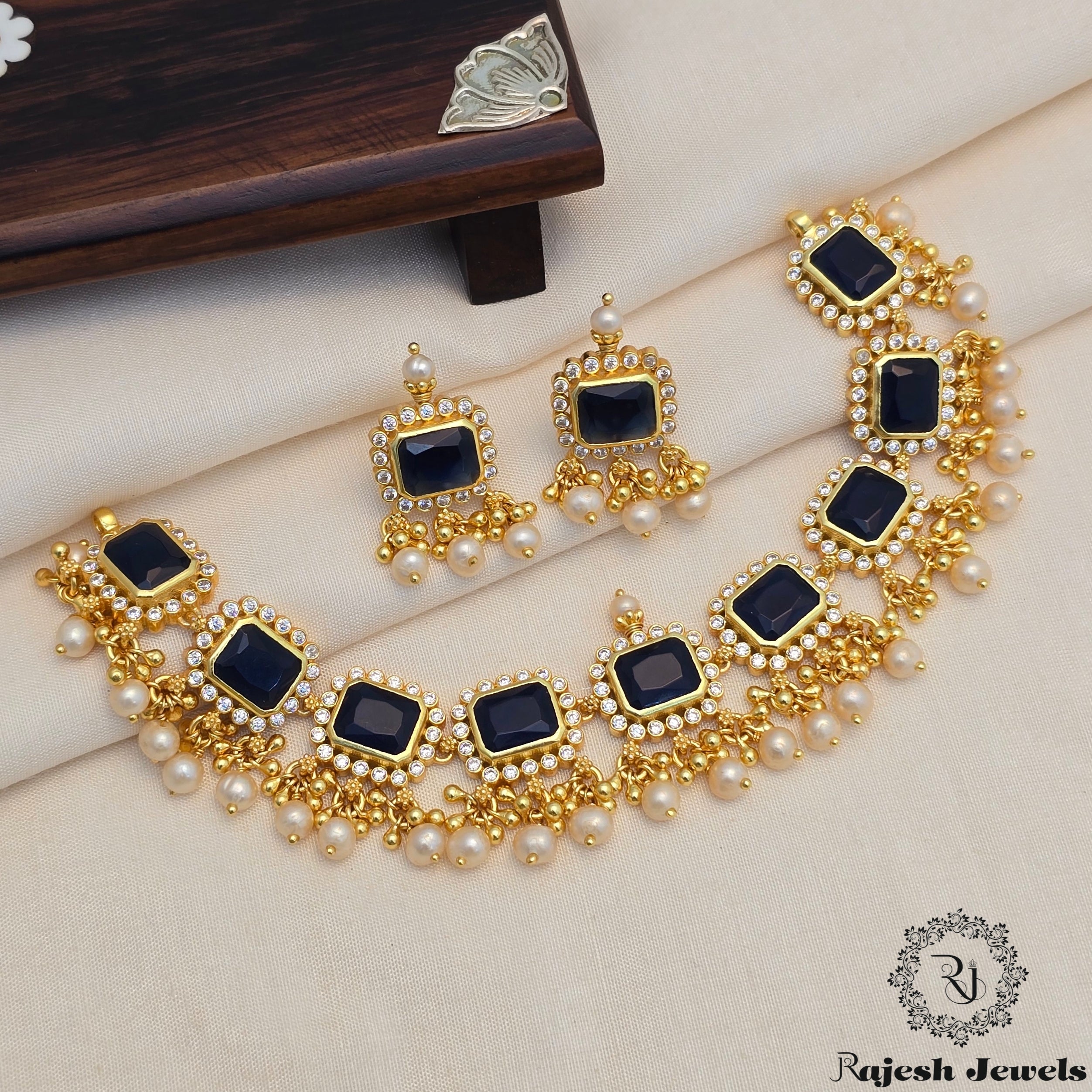 Appealing Royal Blue Silver Gold Polished Choker