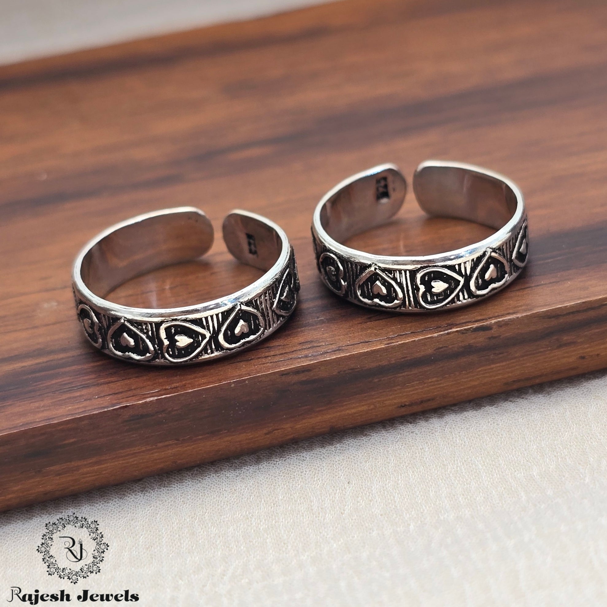 Enlightening Silver Antique Finish Toerings