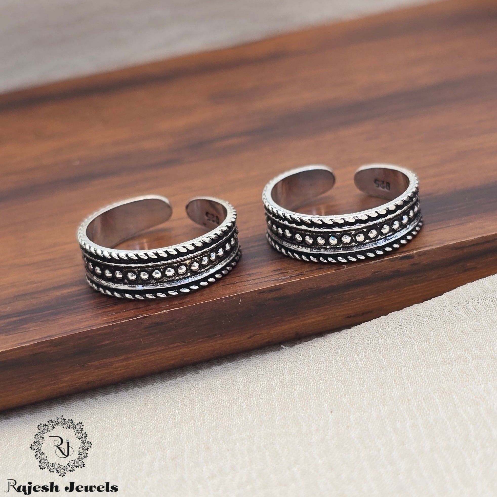 Exceptional Antique Finish Band Toerings