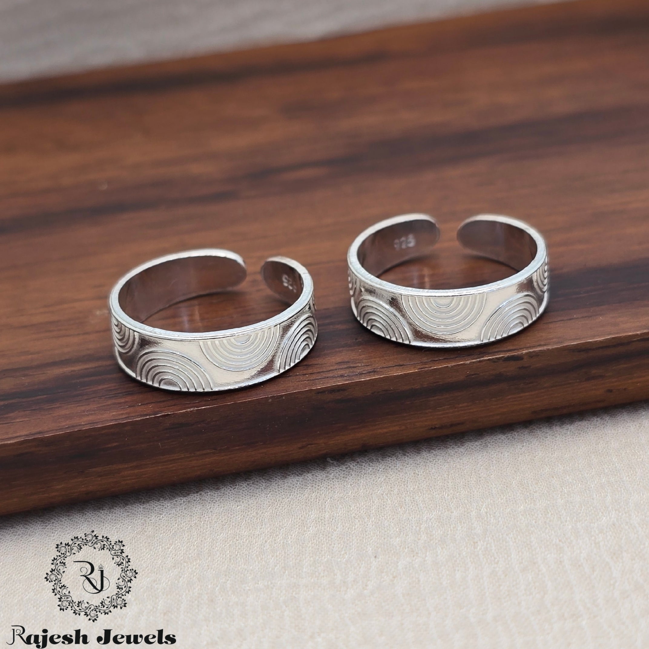 Pleasing Silver Adjustable Band Toerings