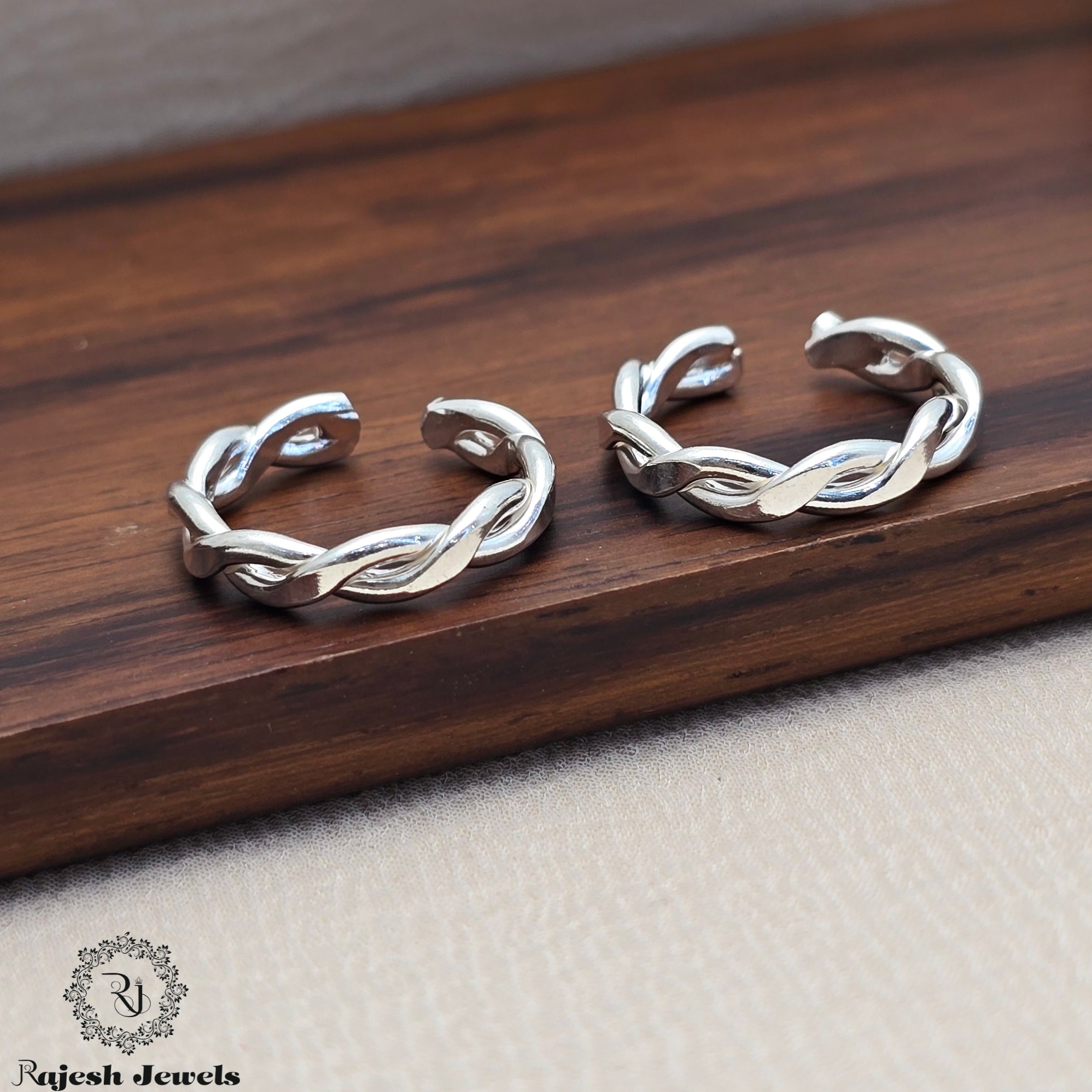 Superb Plain White Finish Adjustable Toerings