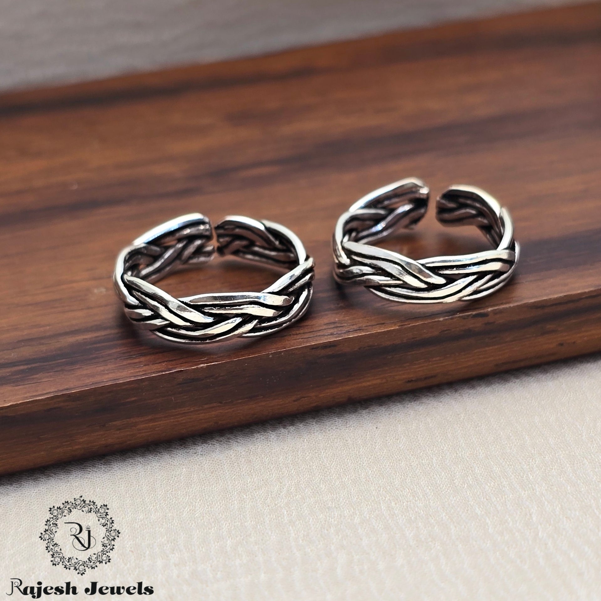 Impressive Silver Antique Finish Toerings